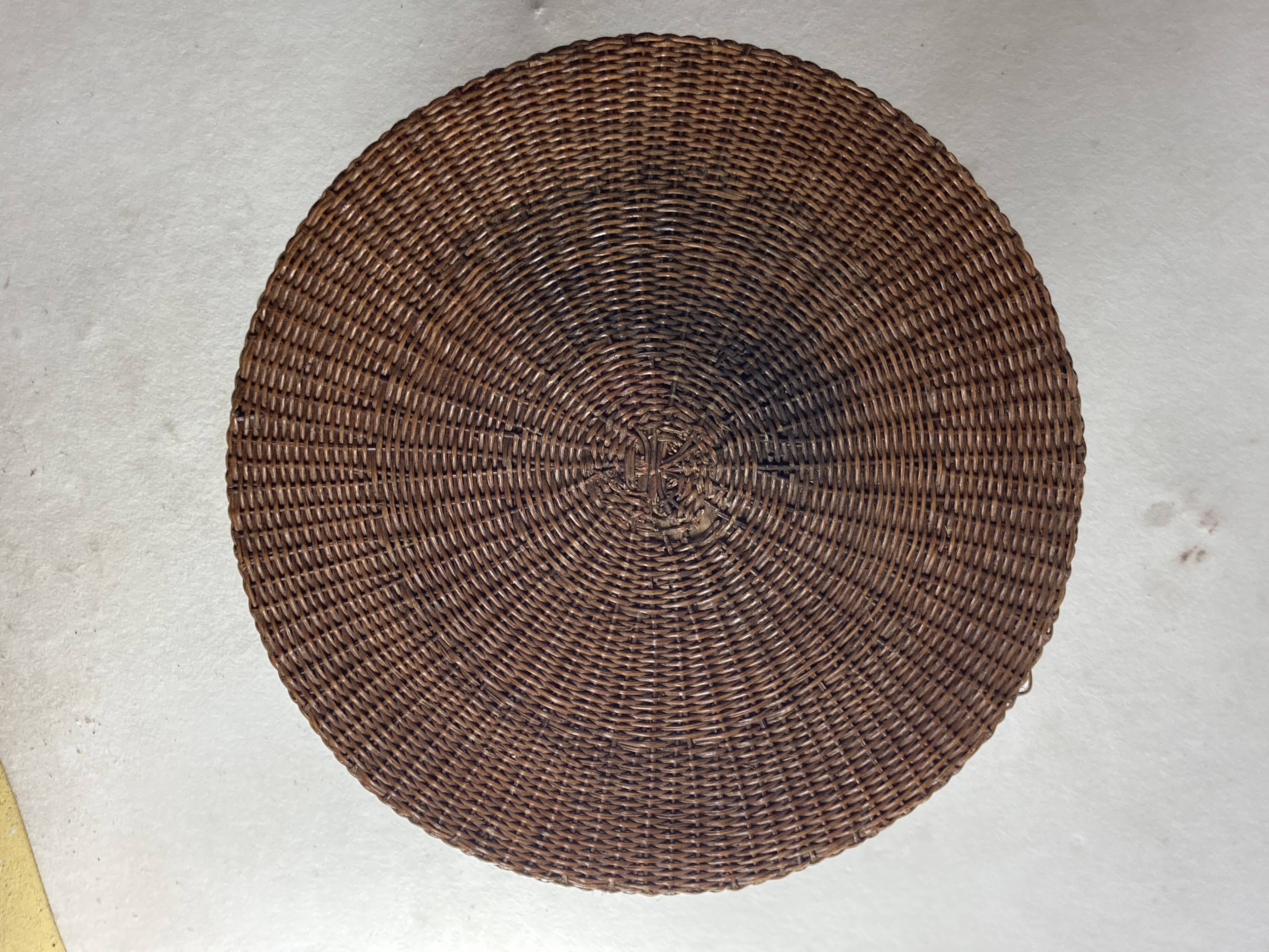 Table d'appoint ondulée en trompe-l'oeil en osier et rotin, 1960