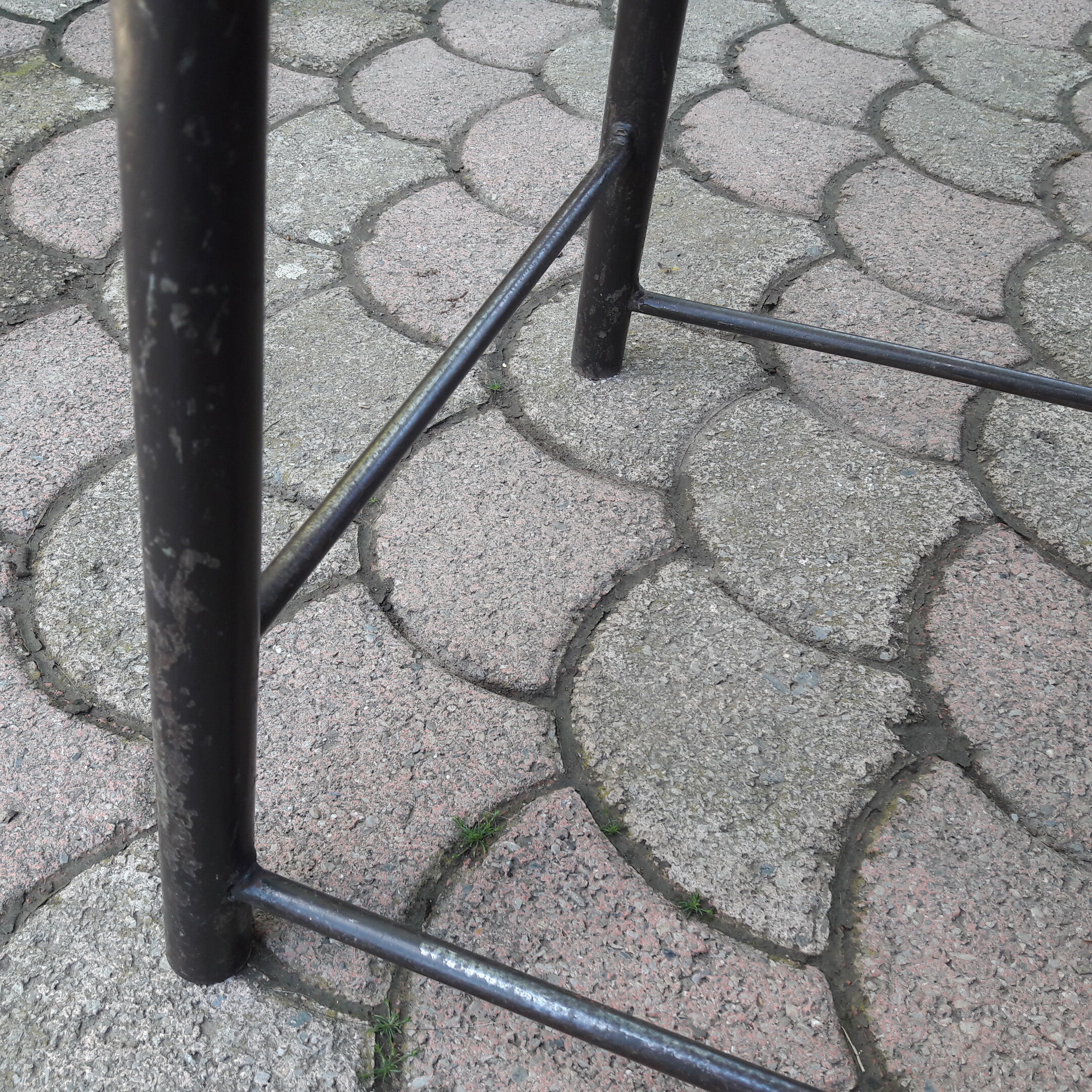 Industrial stool with screw