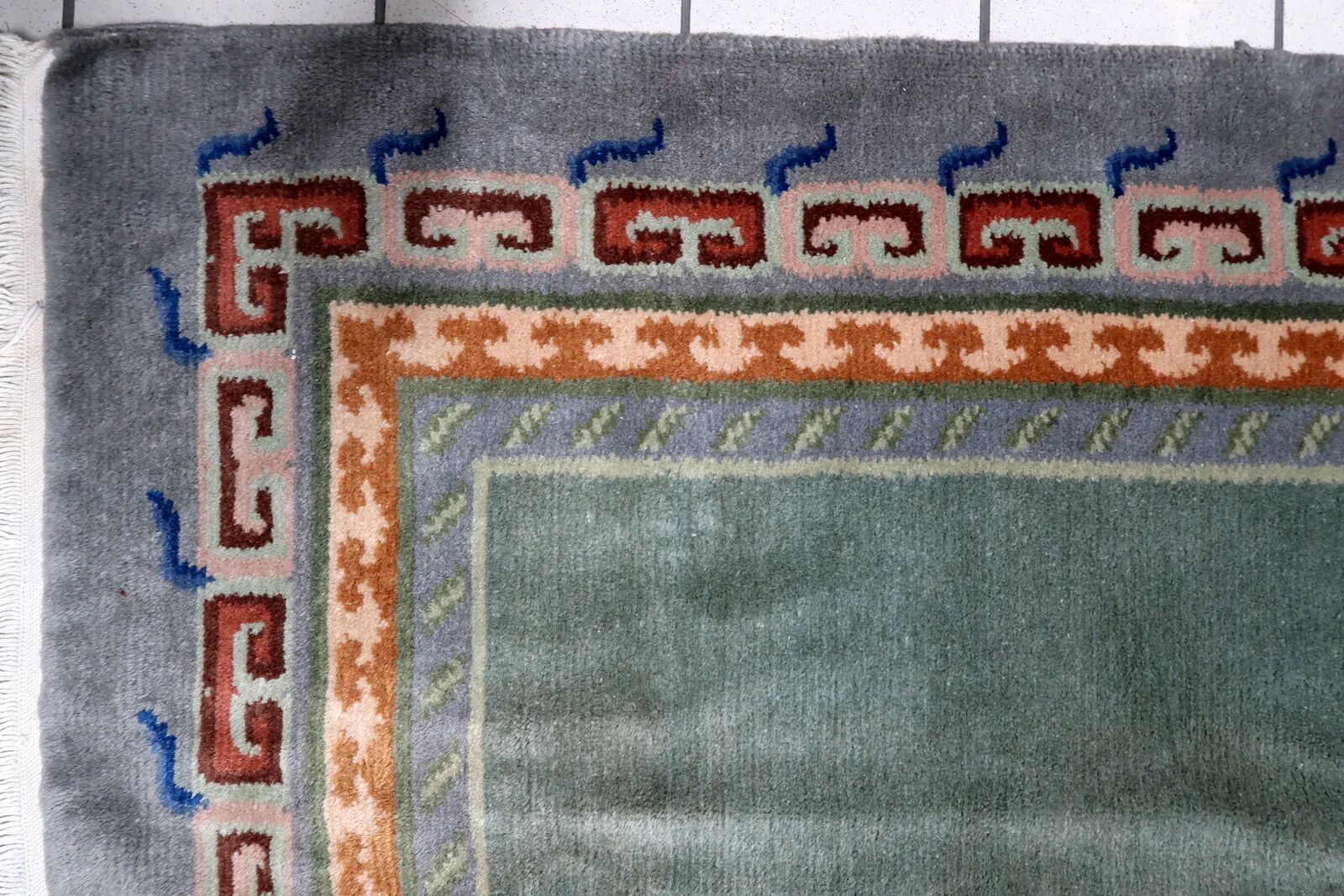 Tapis fait main Art Déco tibétain vintage 113 cm x 194 cm années 1960