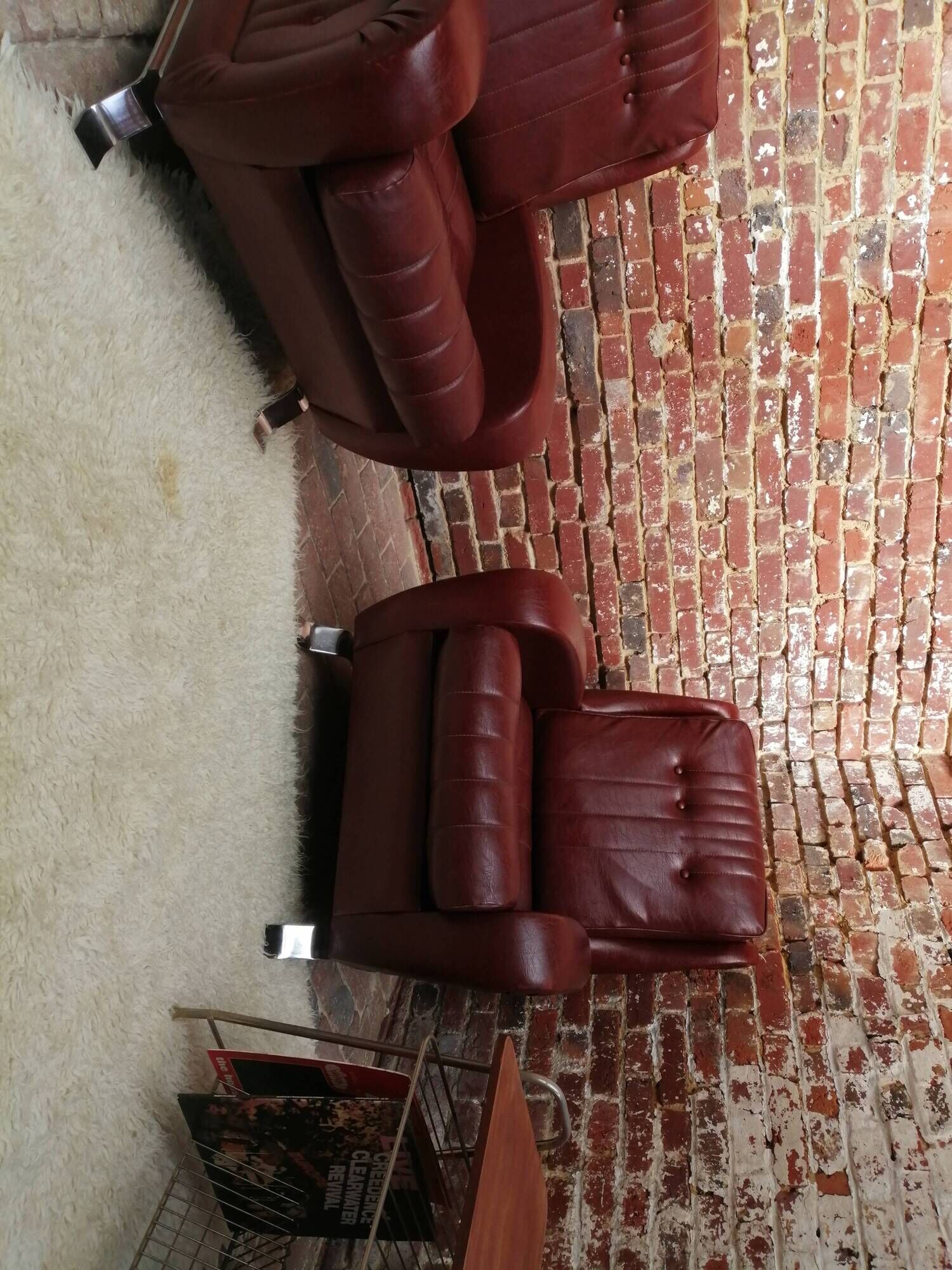 Couple de fauteuil en simili cuir rouge bordeaux, annees 70