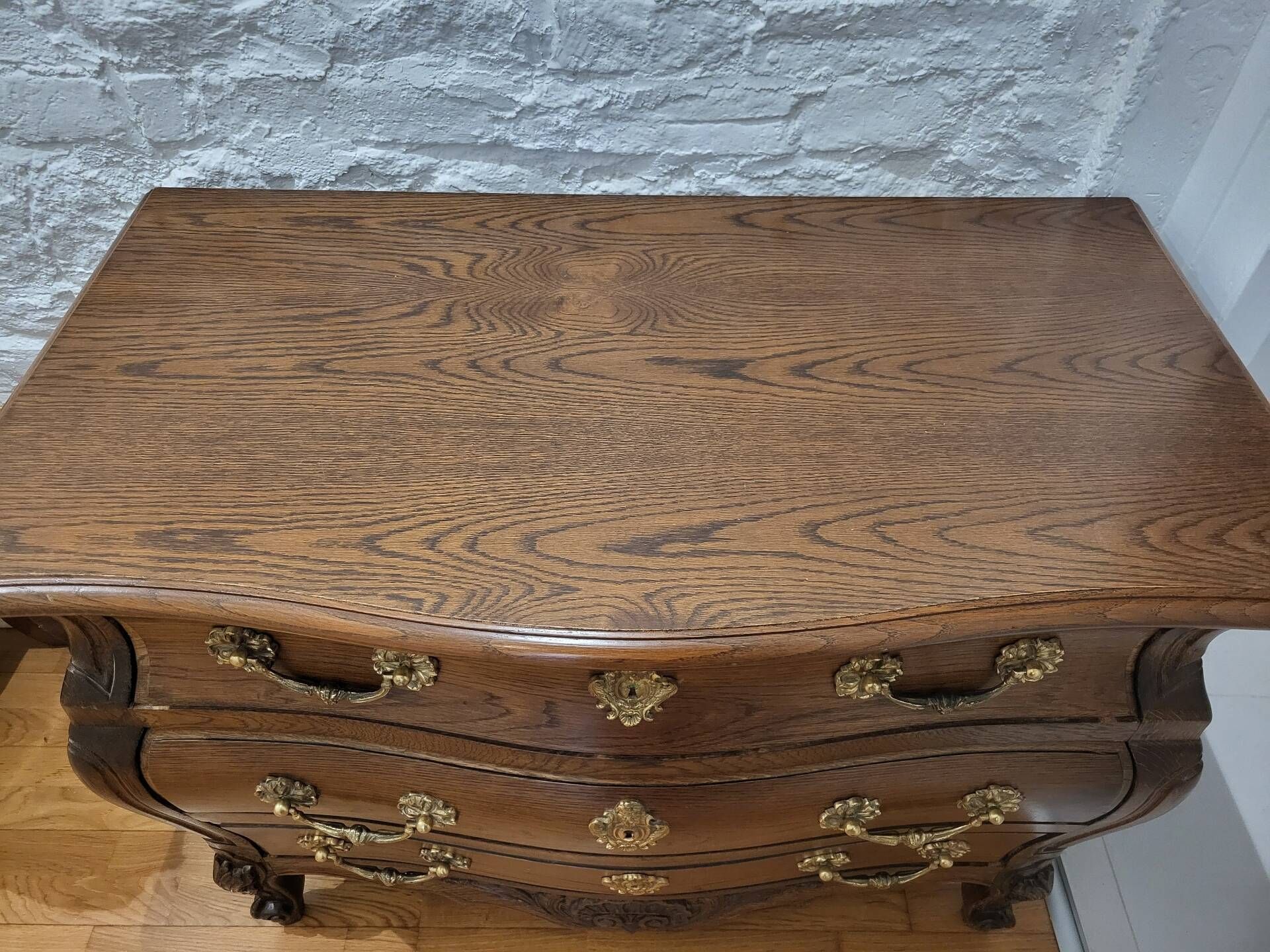 Curved commode in Louis XV / Regency style in solid oak.