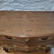 Commode galbée style Louis XV / régence en chêne massif