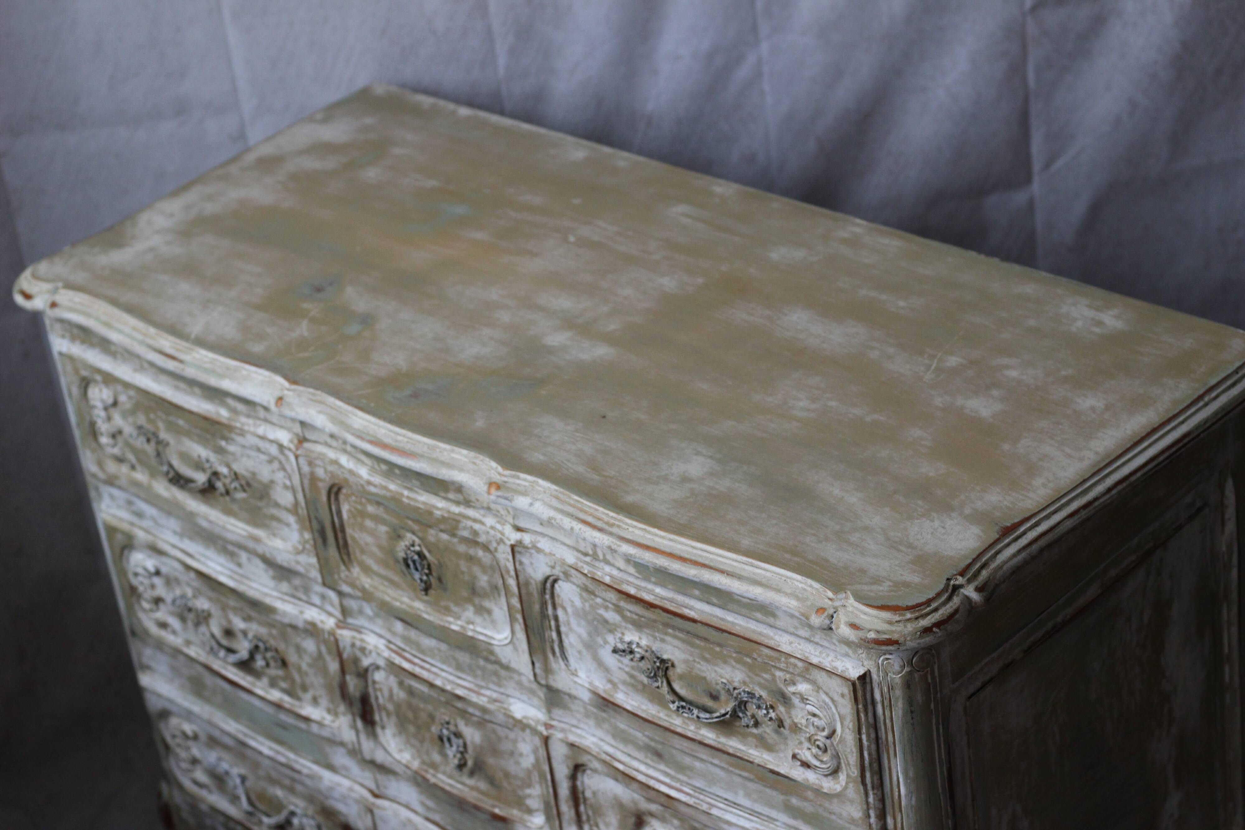 Commode arbalete ancienne patinée beige et blanc