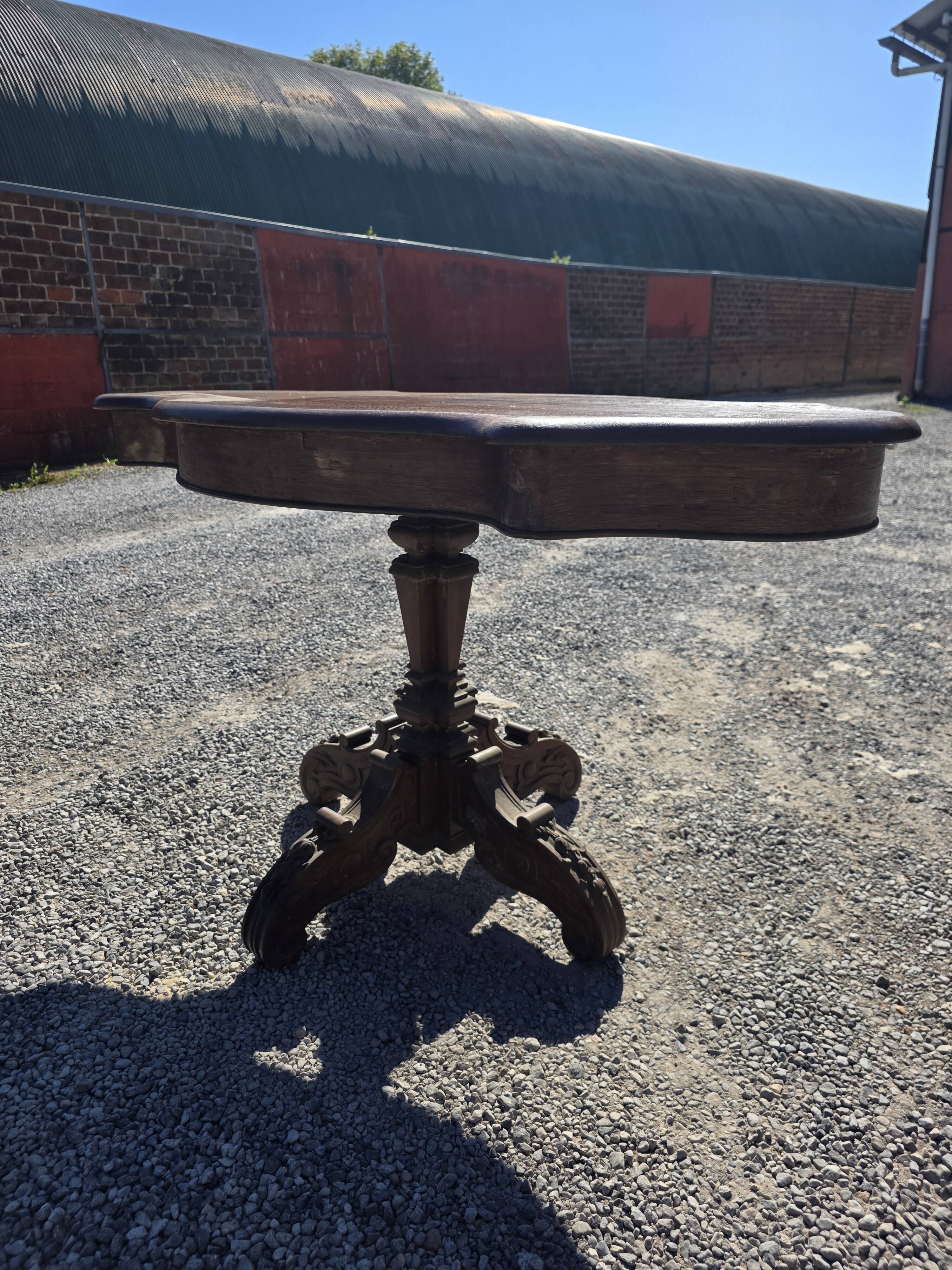 Antique round table in solid oak