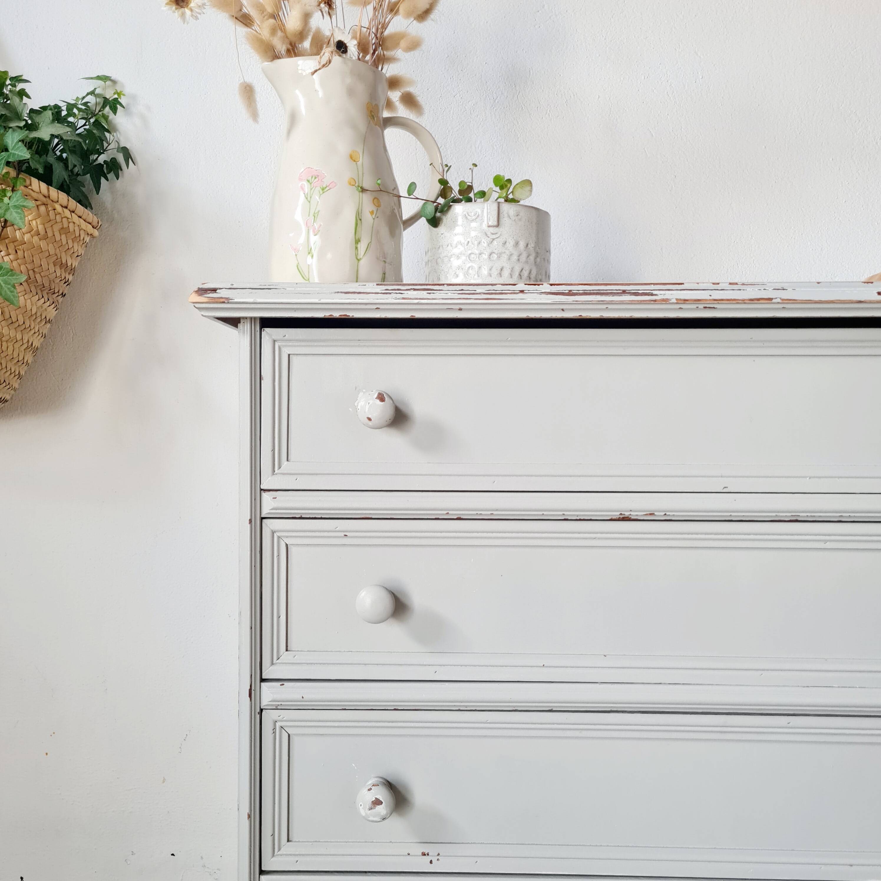 Commode ancienne à 4 tiroirs en bois peint gris perle patiné et pieds boules