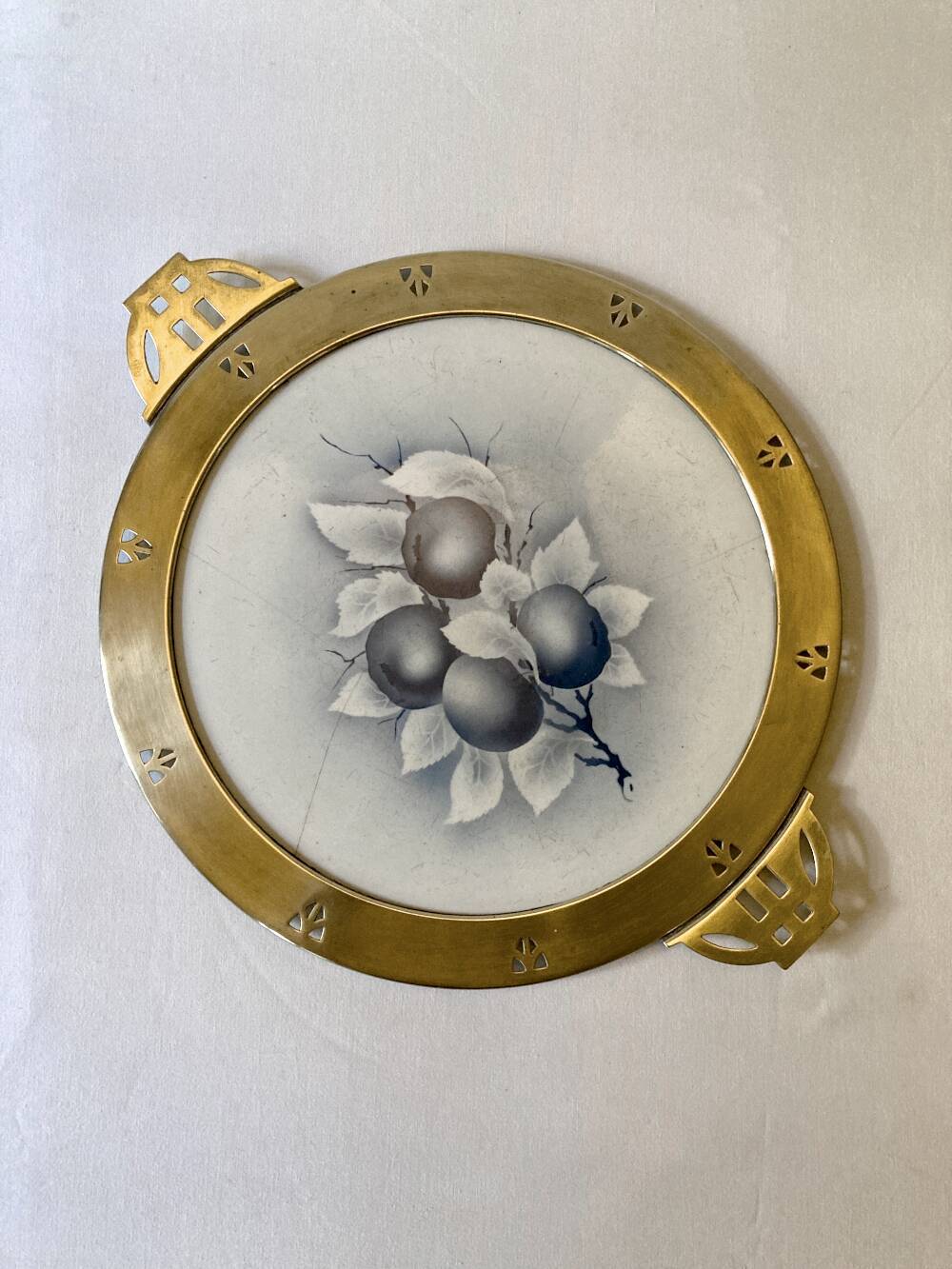 Art Nouveau plate in earthenware with a brass frame