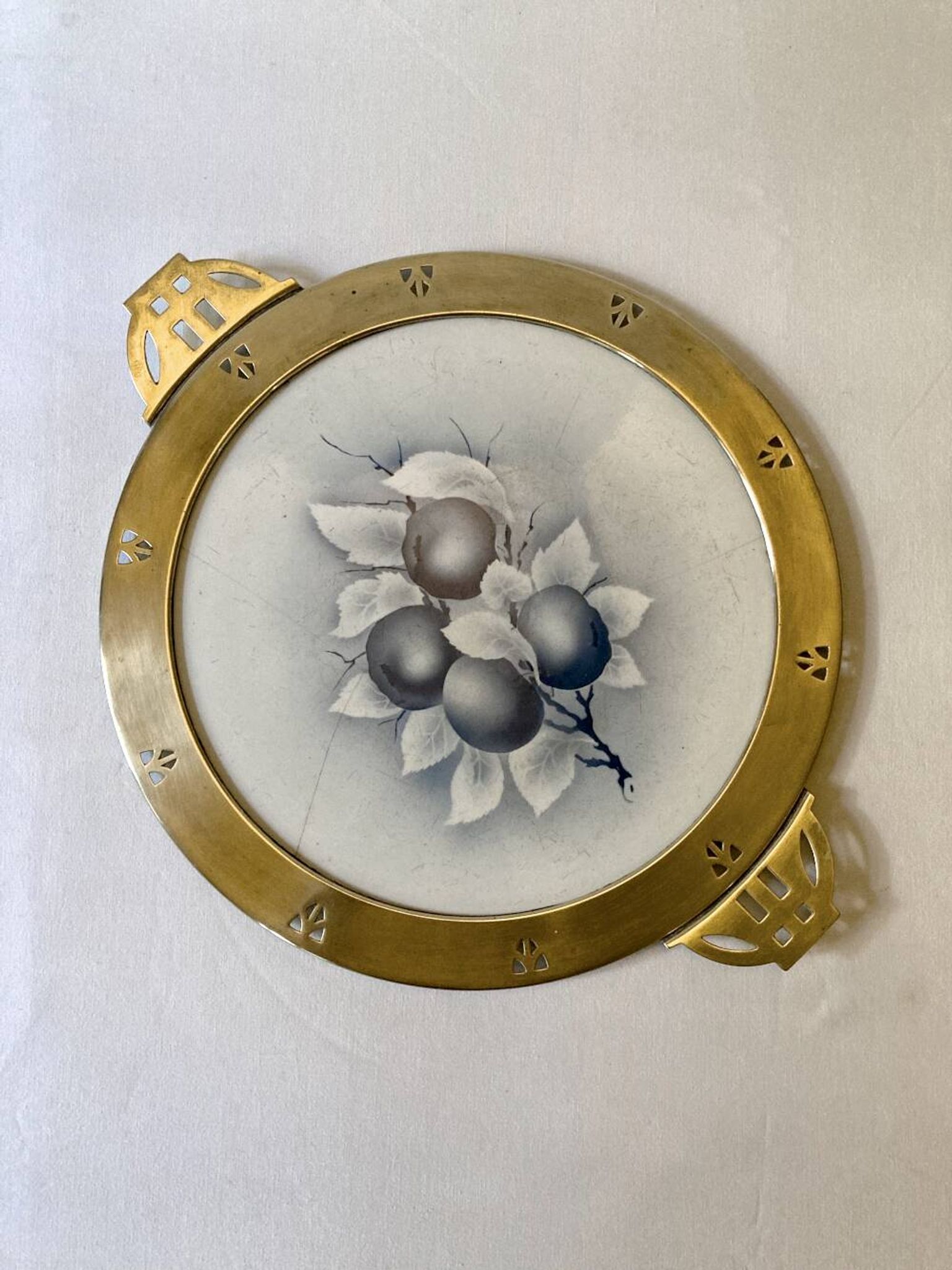Art Nouveau plate in earthenware with a brass frame