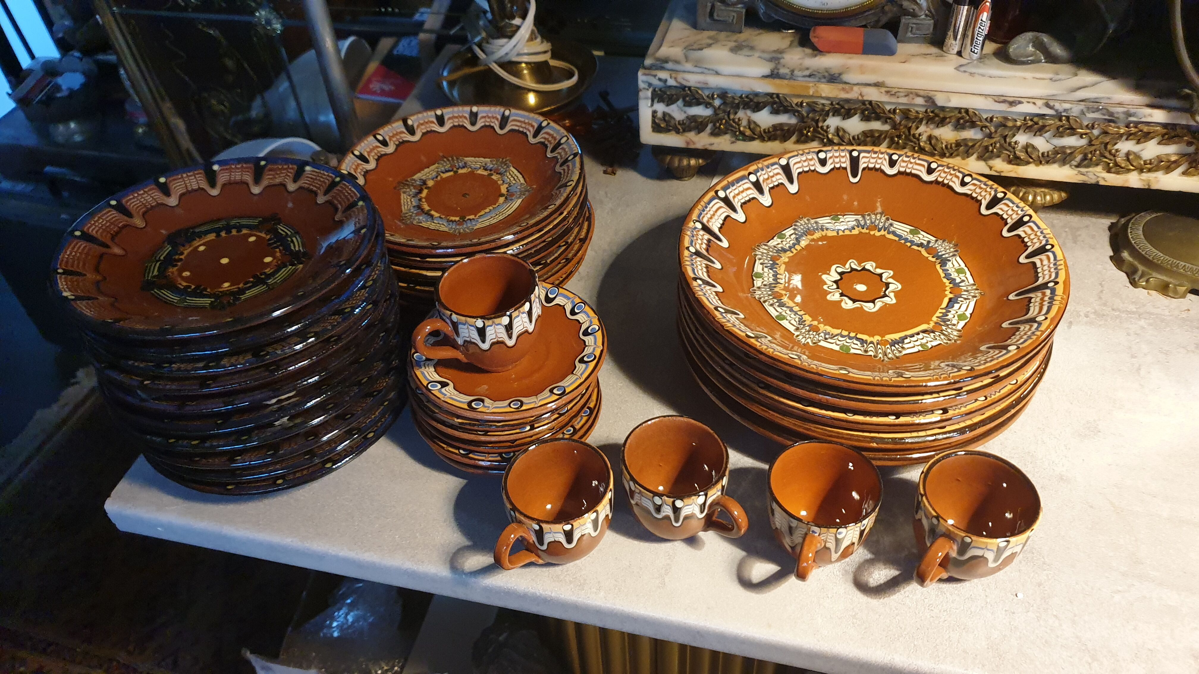 Terracotta service decorated with psychedelic drips