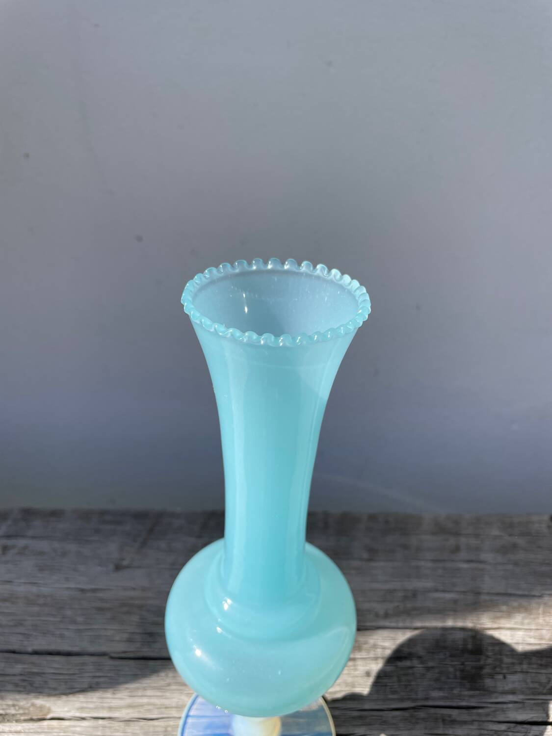 Vase romantique en opaline bleu