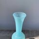 Vase romantique en opaline bleu