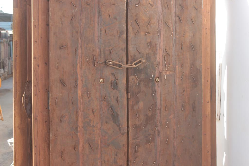 Indian door in old teak piece and patina of origin