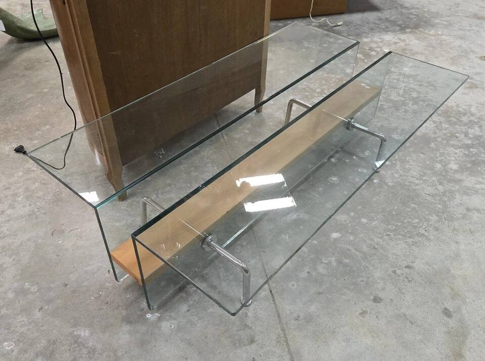1970s design coffee table, combining transparency and visual lightness.
