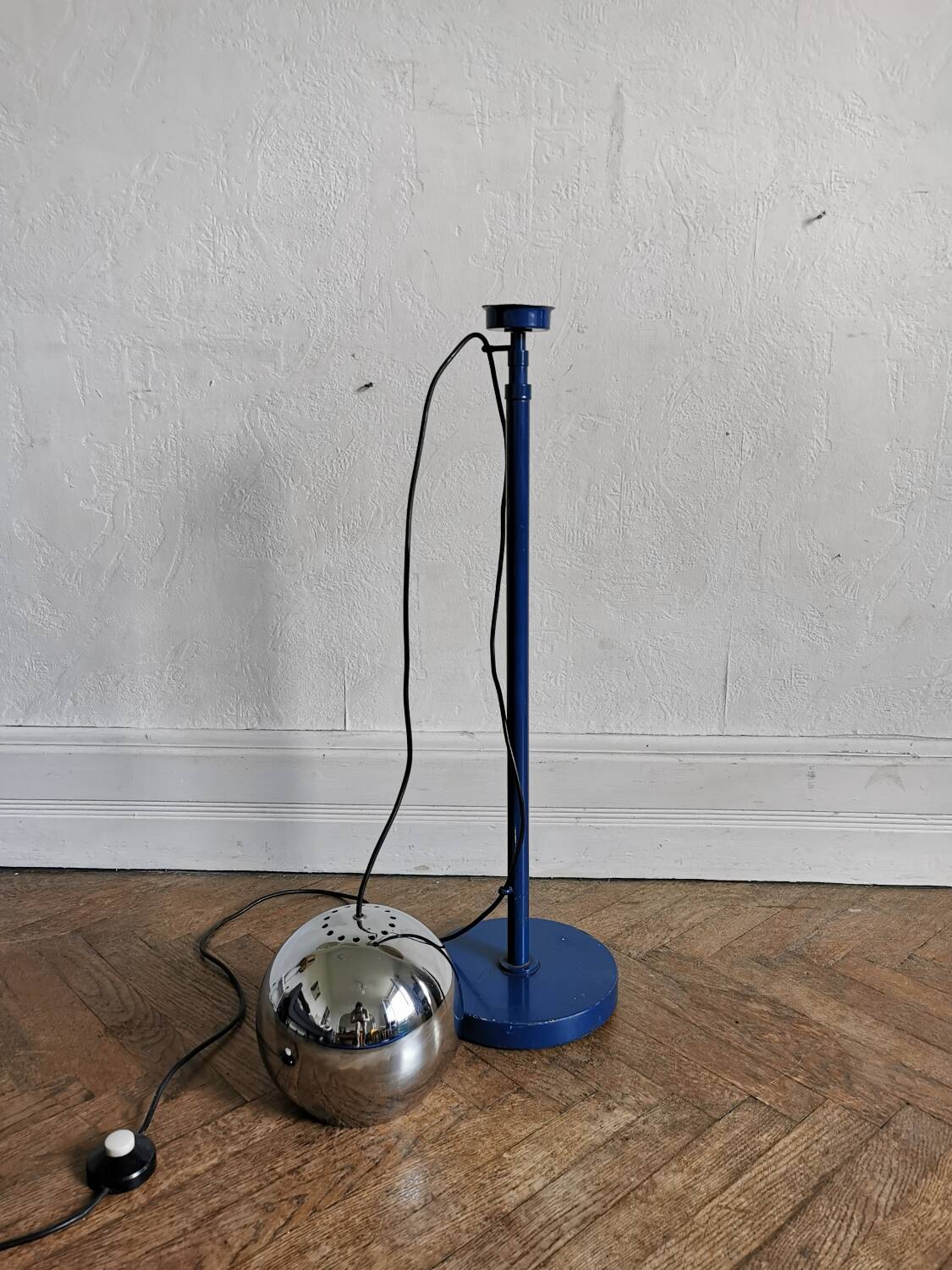 Extendable eyeball floor lamp