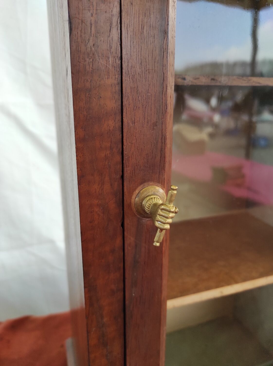 Showcase to pose nineteenth century walnut