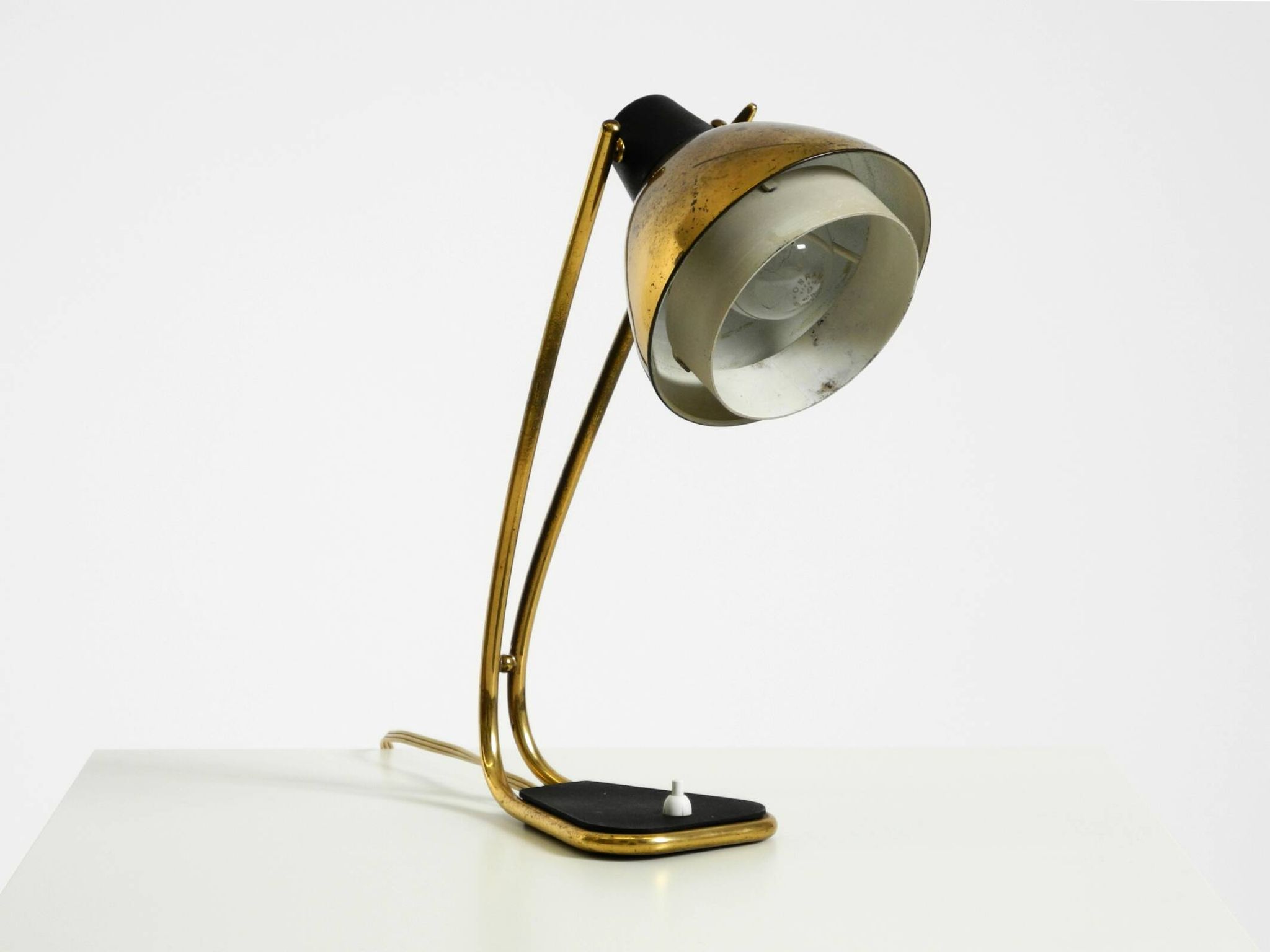 Rare grande lampe de table en laiton de style Mid-Century Modern avec une belle patine.