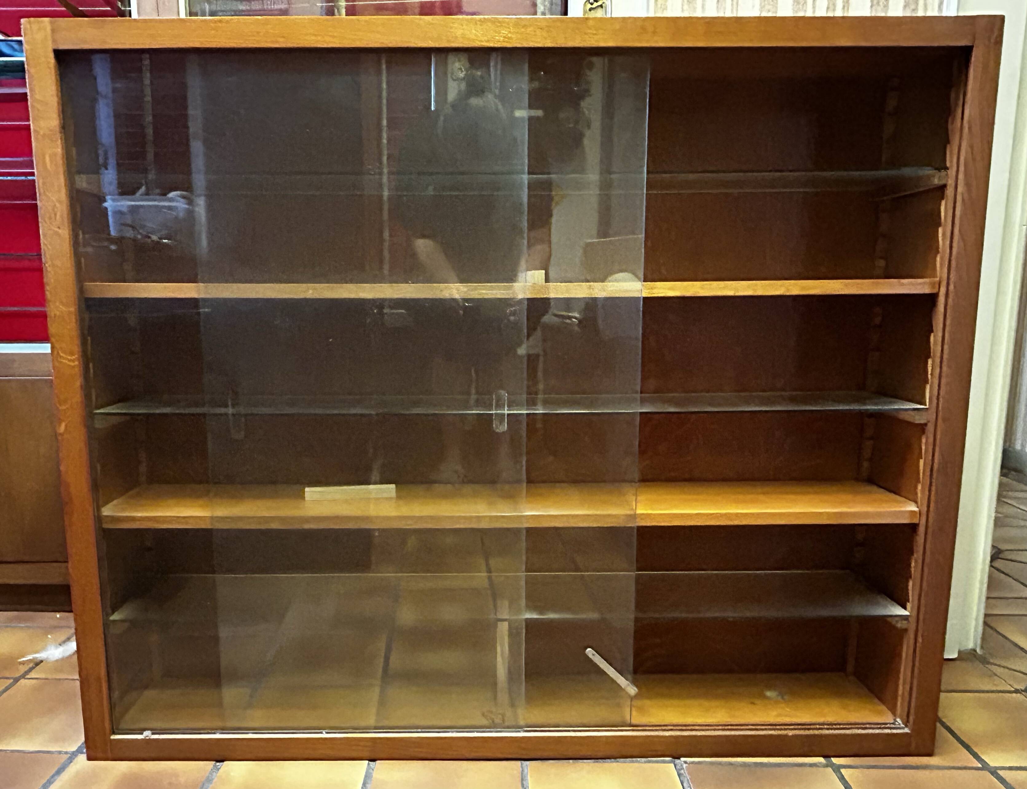 Small vintage wall display cabinet in wood and glass – mixed shelves