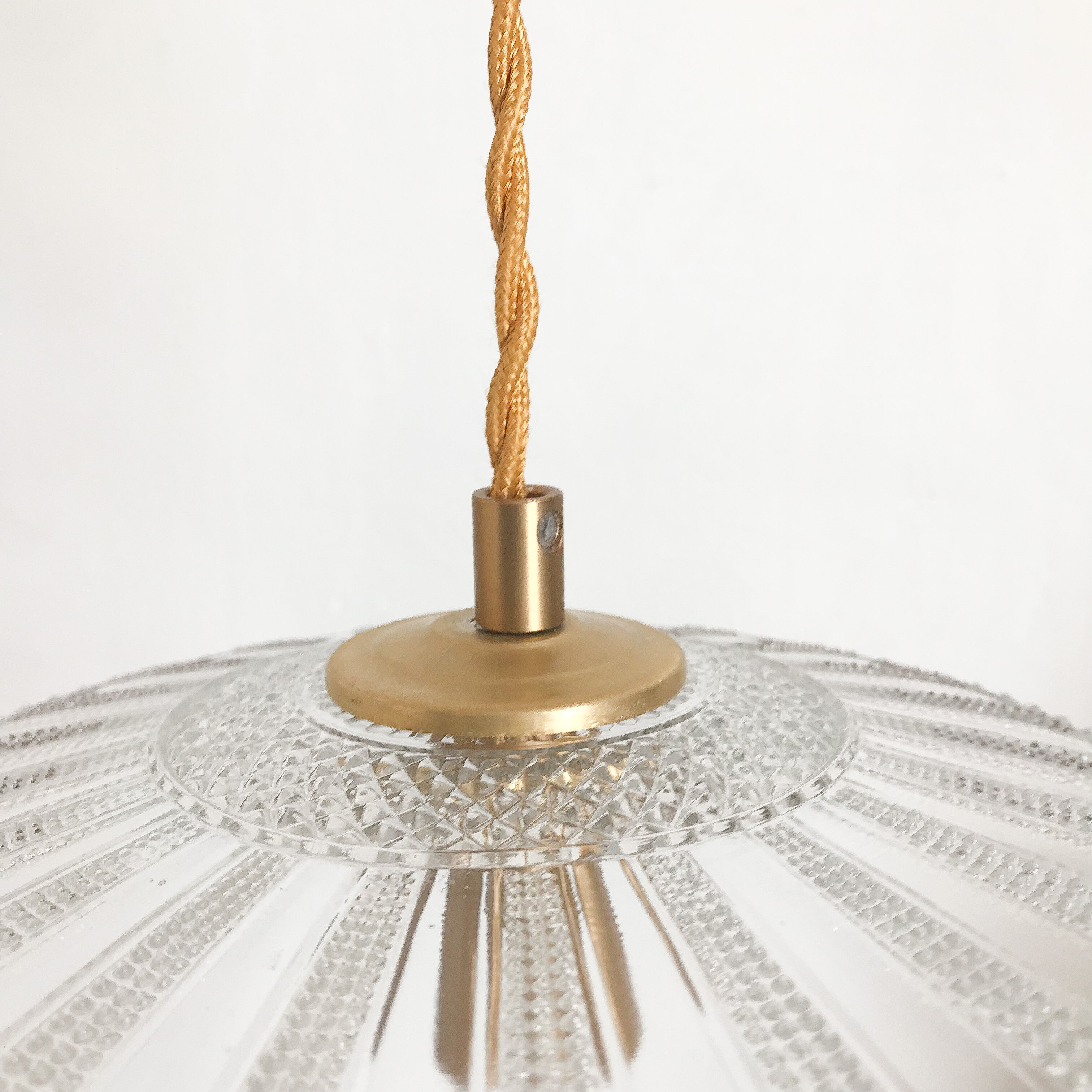 Glass lampshade suspension