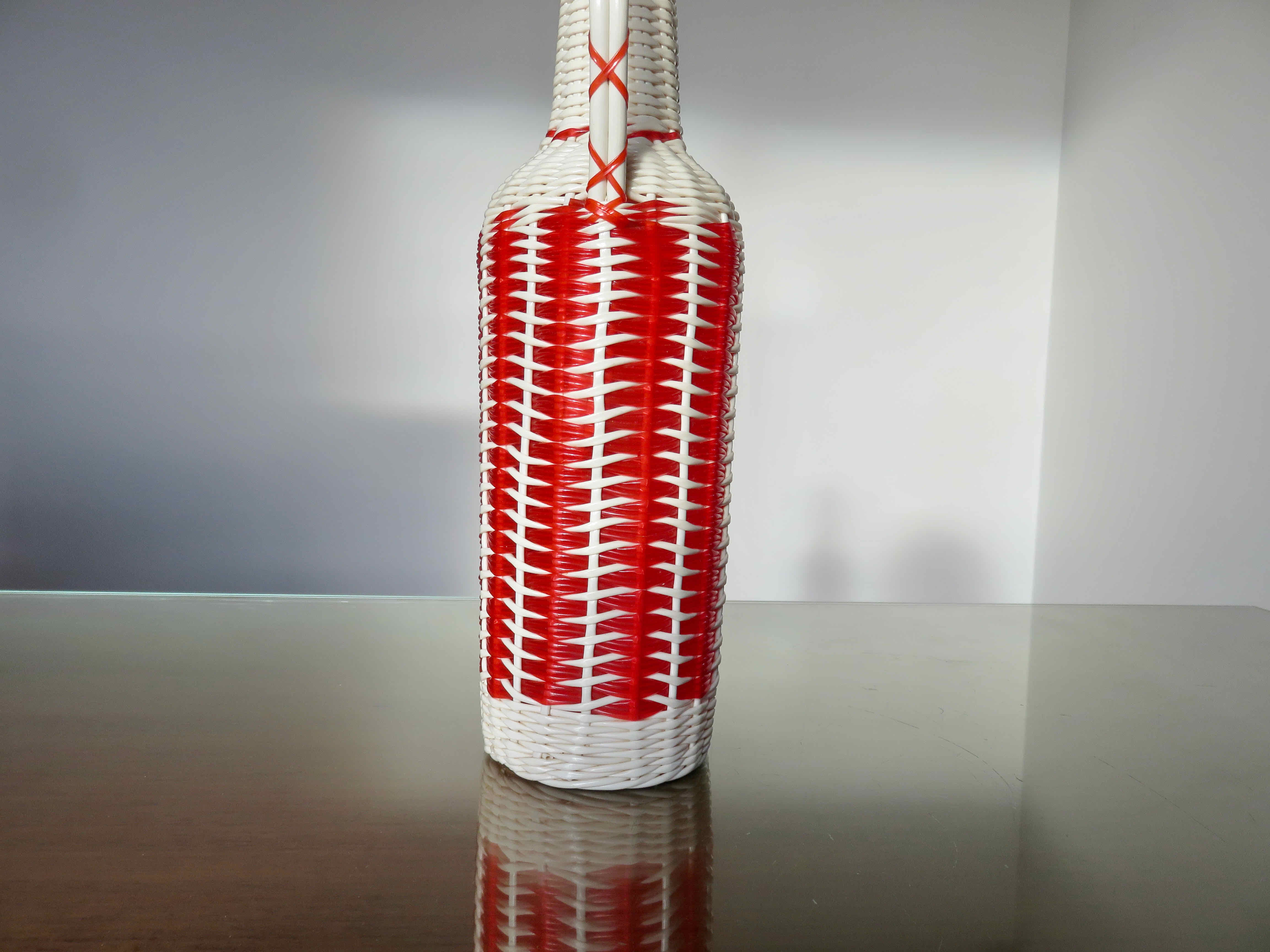 Bottle in red and white scoubidou 50-60s