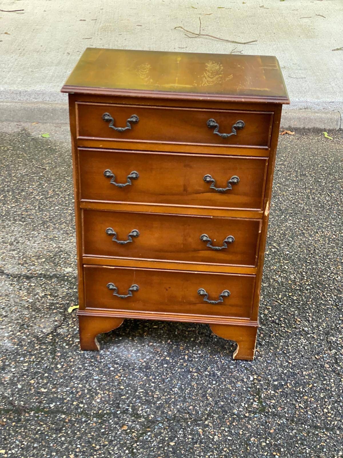 2 English wooden chests of drawers with 4 drawers