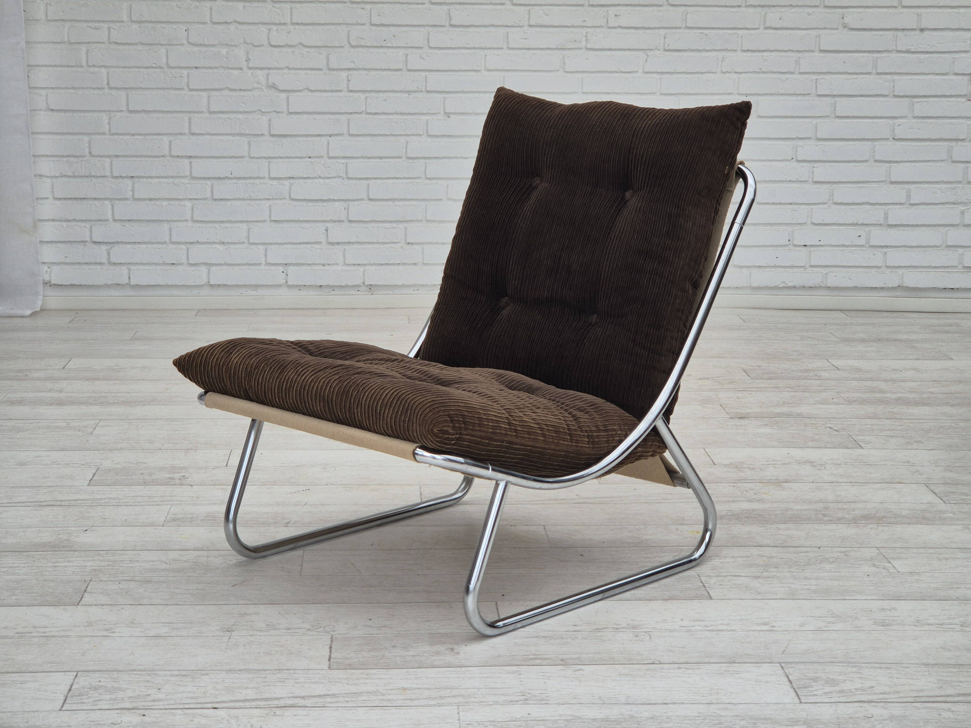 1970s, British design by Peter Hoyte, "Sling" lounge chair, corduroy, original condition.