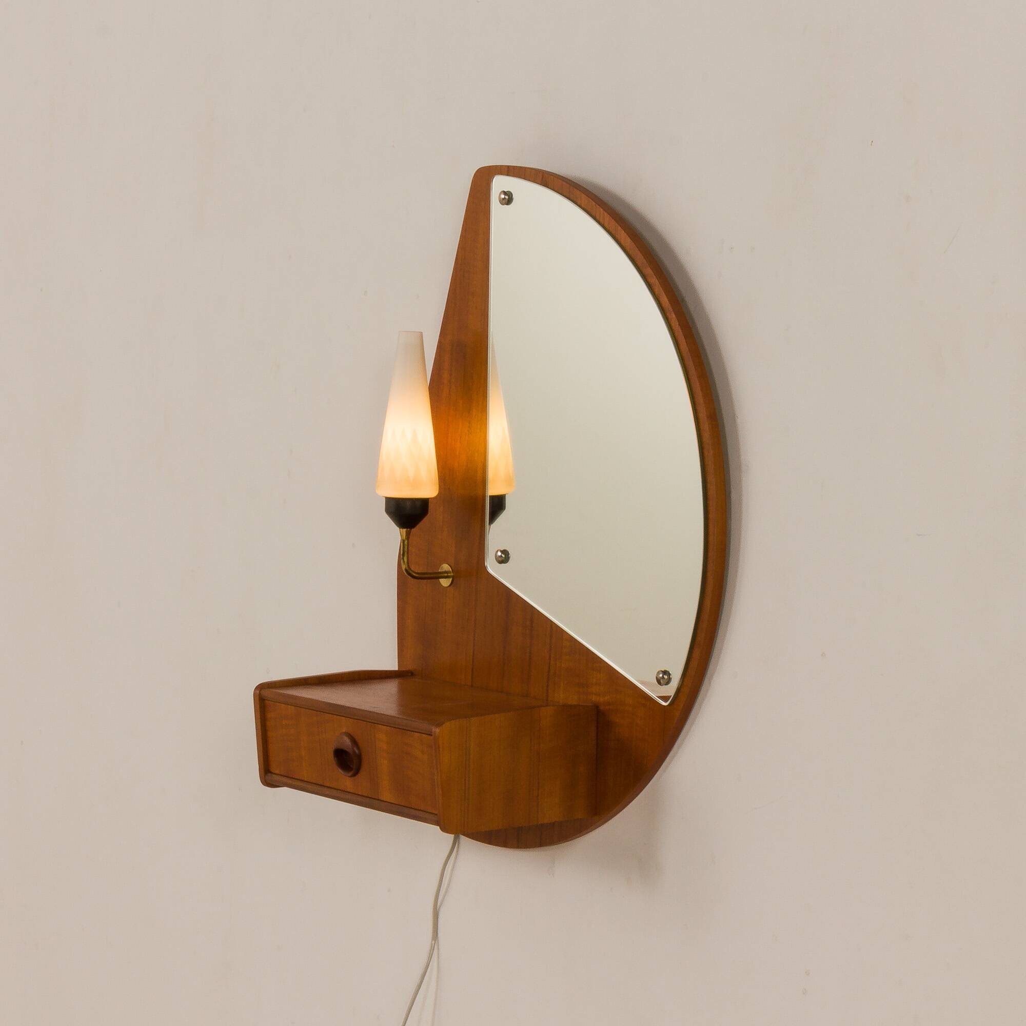 Miroir mural scandinave rare du milieu du siècle avec une console et une lumière, années 1950