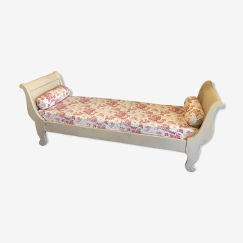 Large daybed