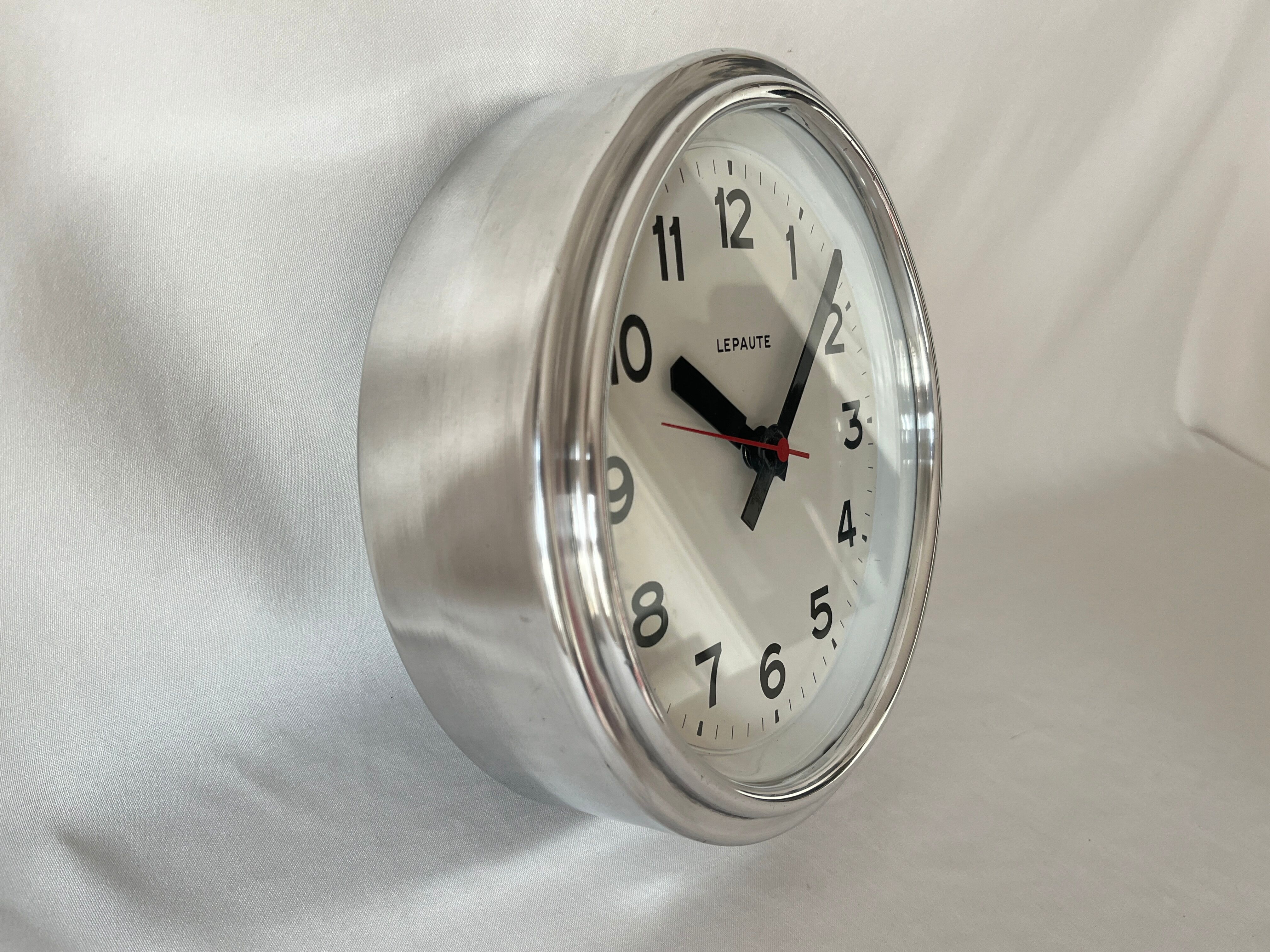 Horloge industrielle fonctionnelle Lepaute alu poli 25 cm gare pendule Brillié 1960 ATO usine