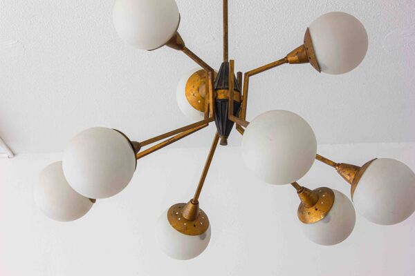 Impressionnant lustre en laiton avec globes en opaline, Italie années 1960