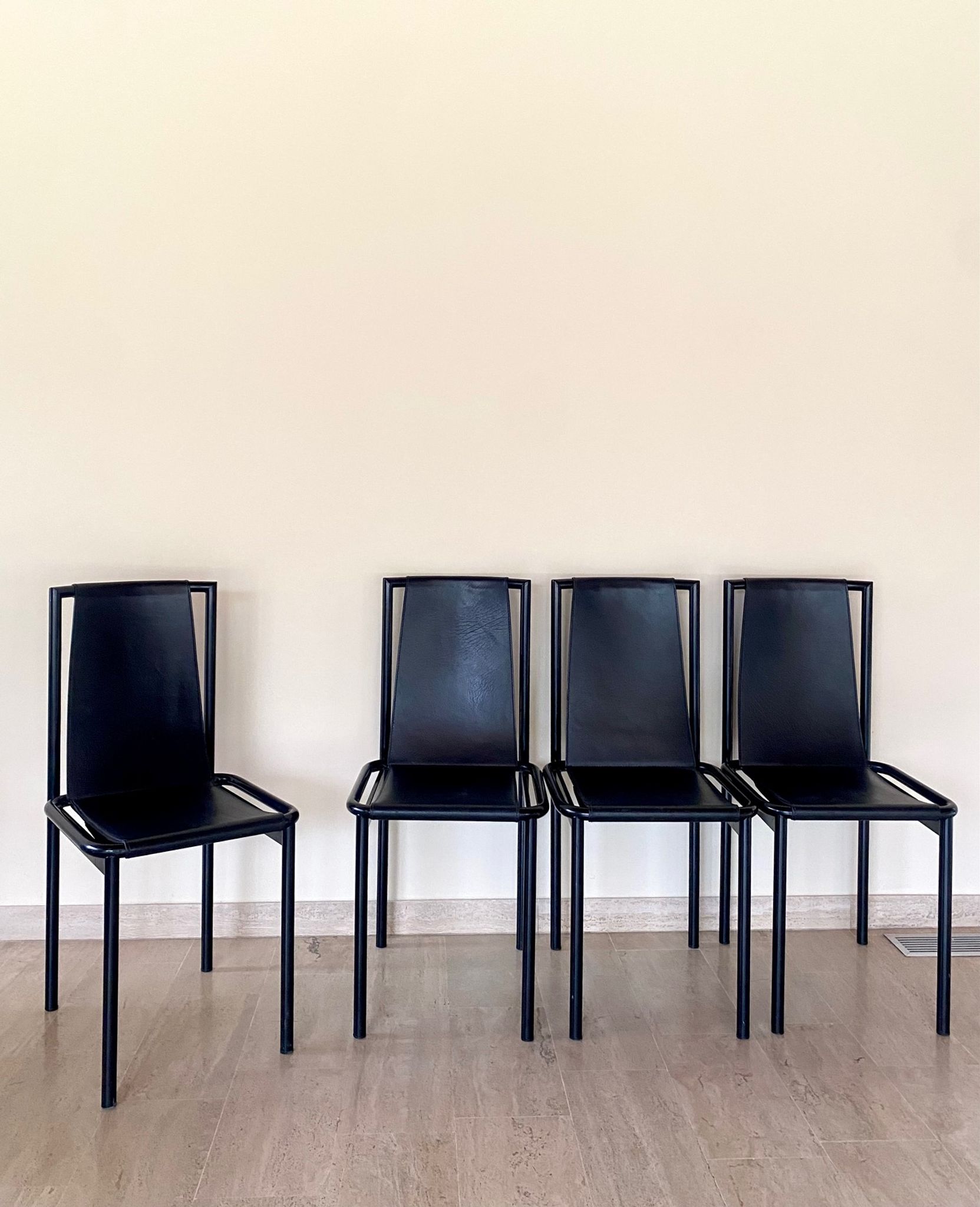 4 chaises design postmodernes en métal et cuir noires, 1980's