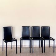 4 chaises design postmodernes en métal et cuir noires, 1980's