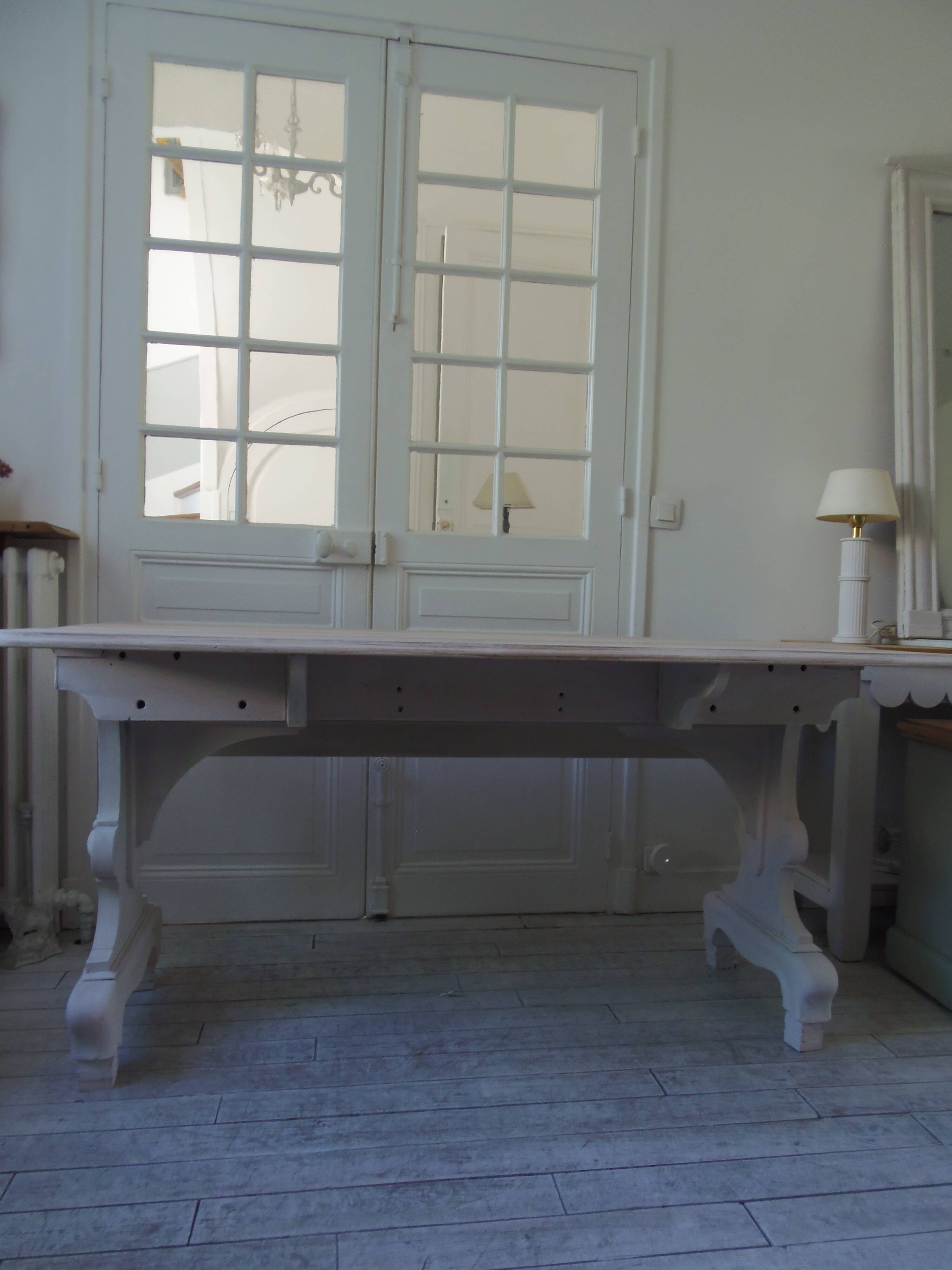 Console, table en noyer avec rallonges à rabats, piètement patiné gris.