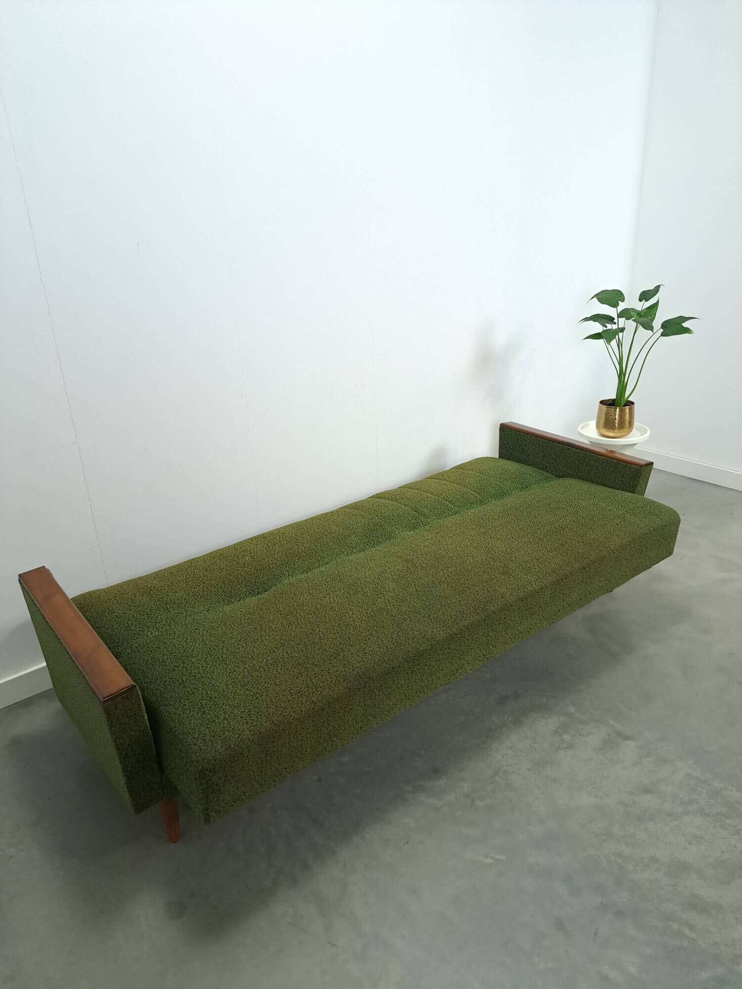 Slaapbank met groene stof en teakhout