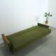 Slaapbank met groene stof en teakhout