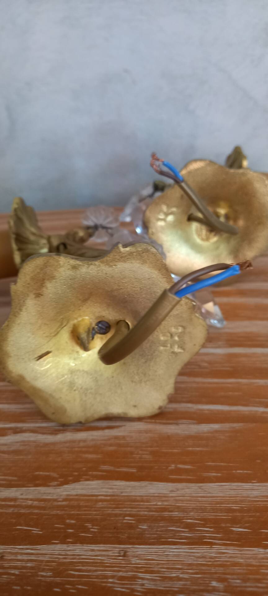 Anciennes appliques en bronze et cristal