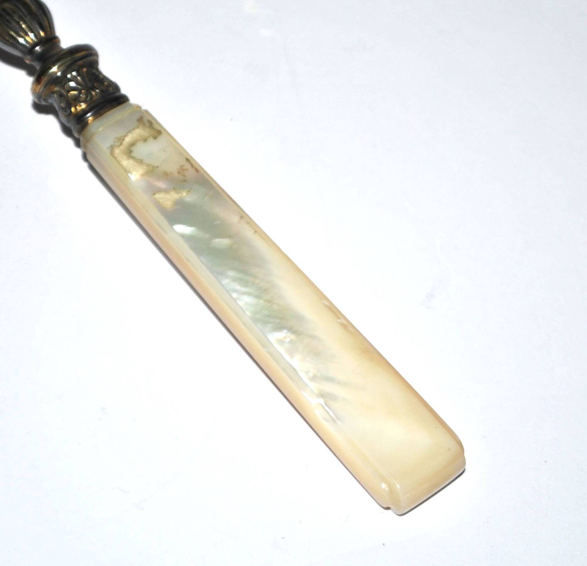 Empire sprinkling spoon in gilded silver vermeil and mother-of-pearl, 19th century.