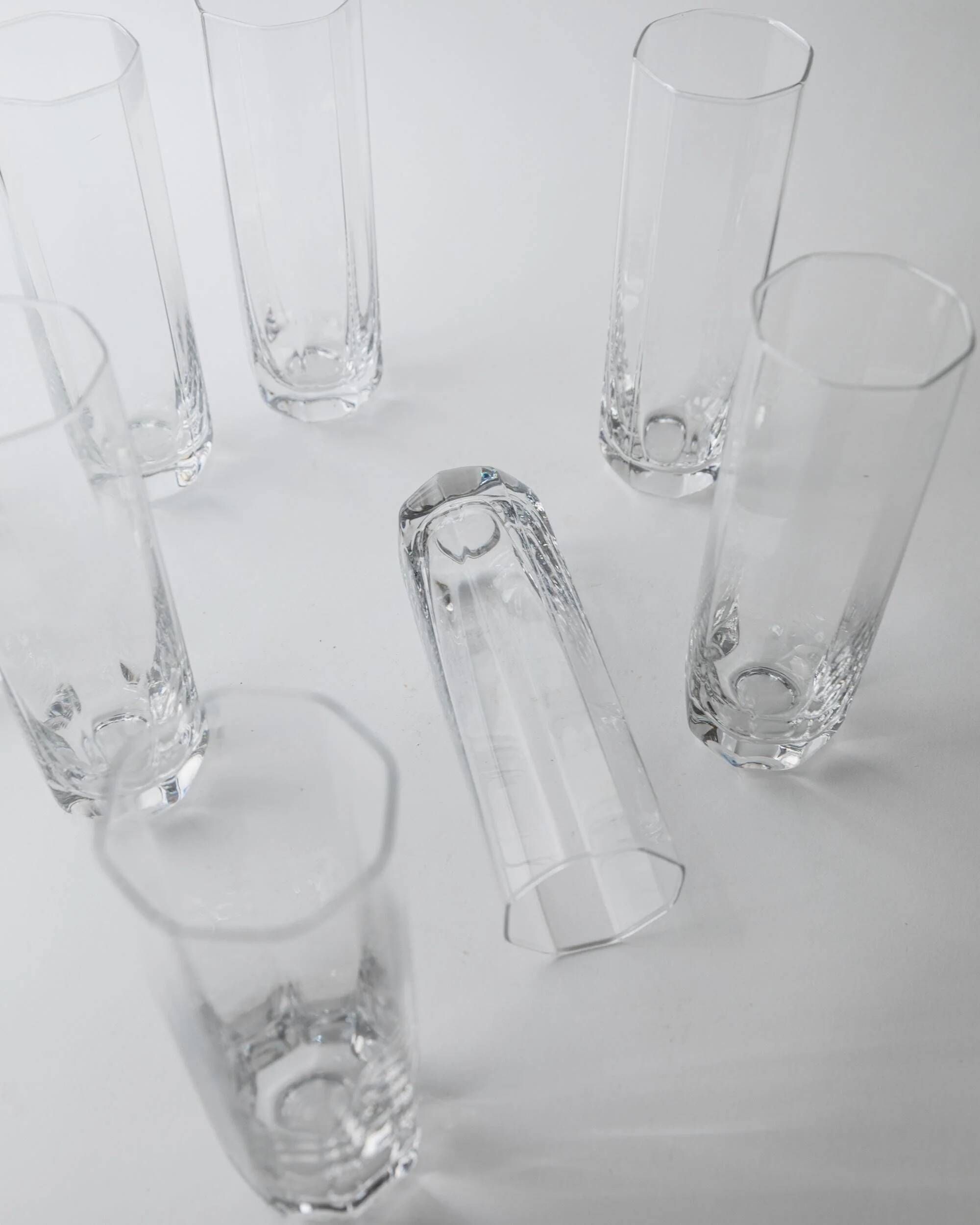 Vintage set of 9 Murano glasses from the 1980s, octagonal shape in art glass, classic Italian tableware.