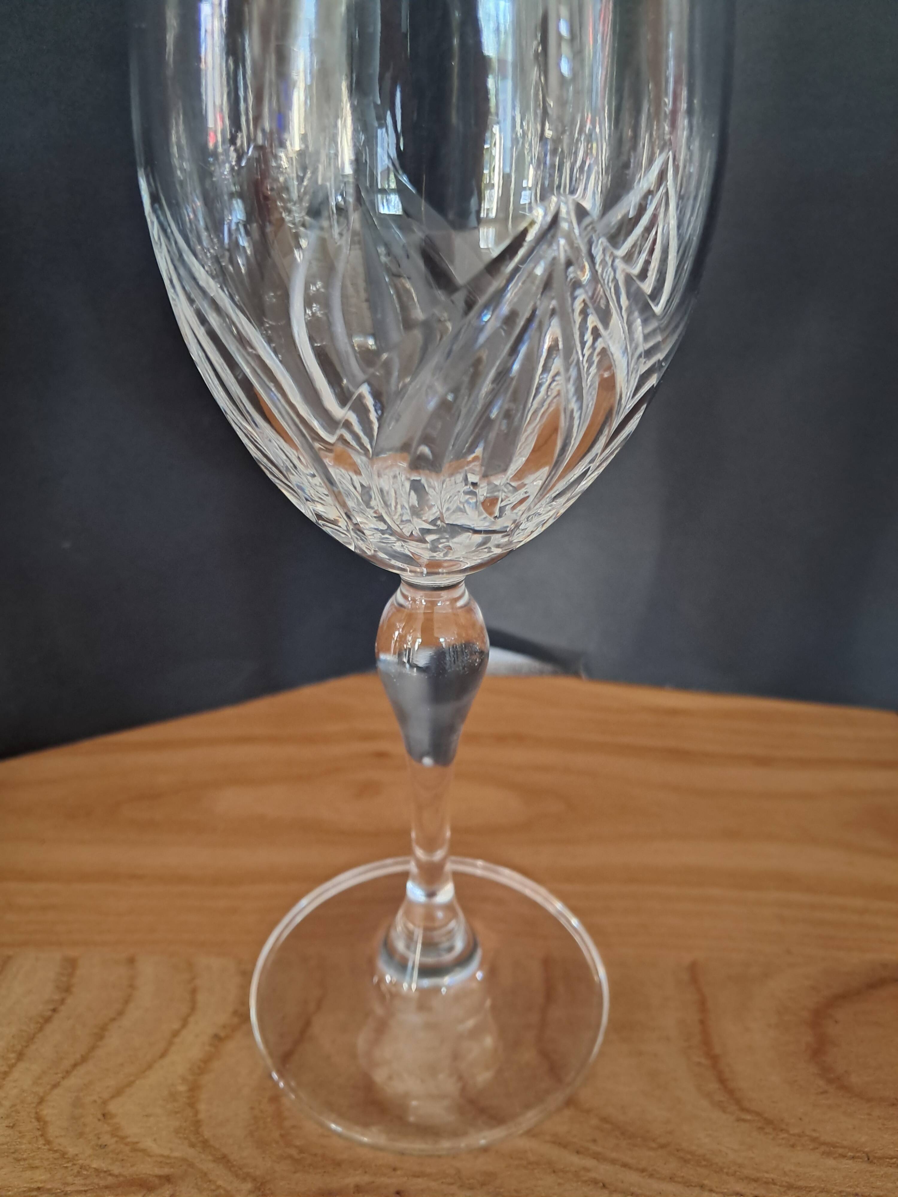 Crystal wine glasses with petal decoration