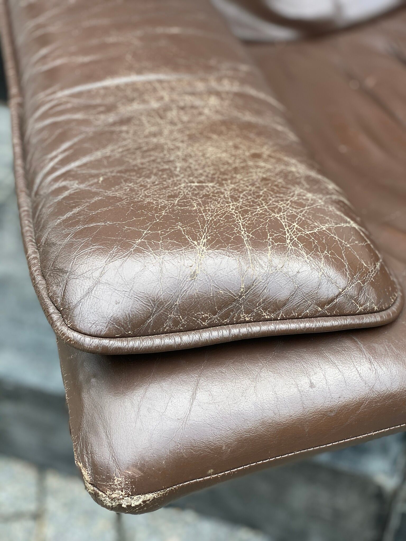 Fauteuil pivotant en cuir brun des années 1970
