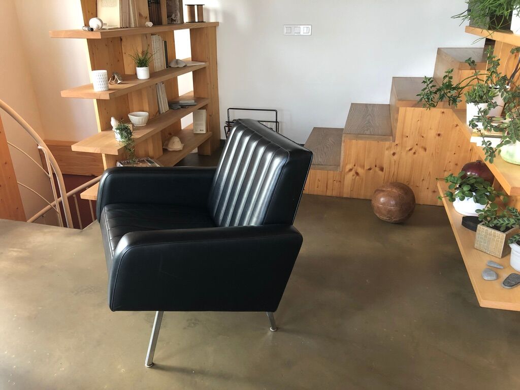 Vintage armchair in black skaï