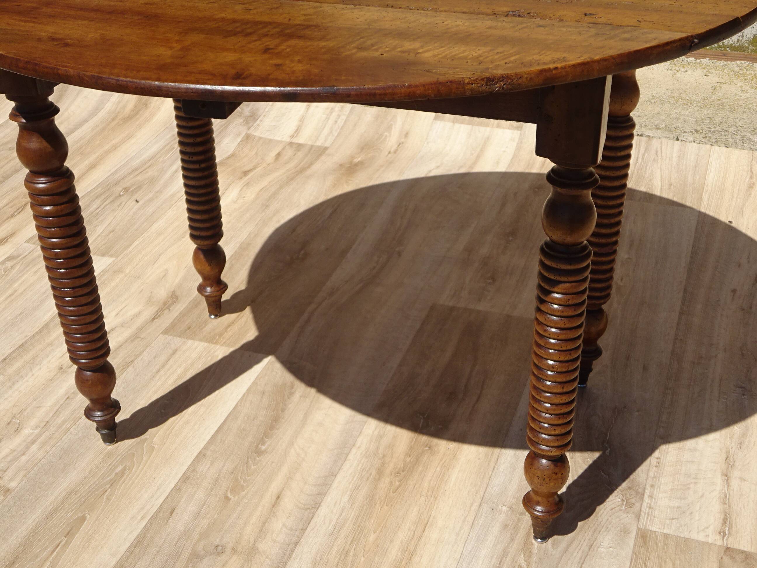 Drop-leaf table, honey-spoon-shaped legs