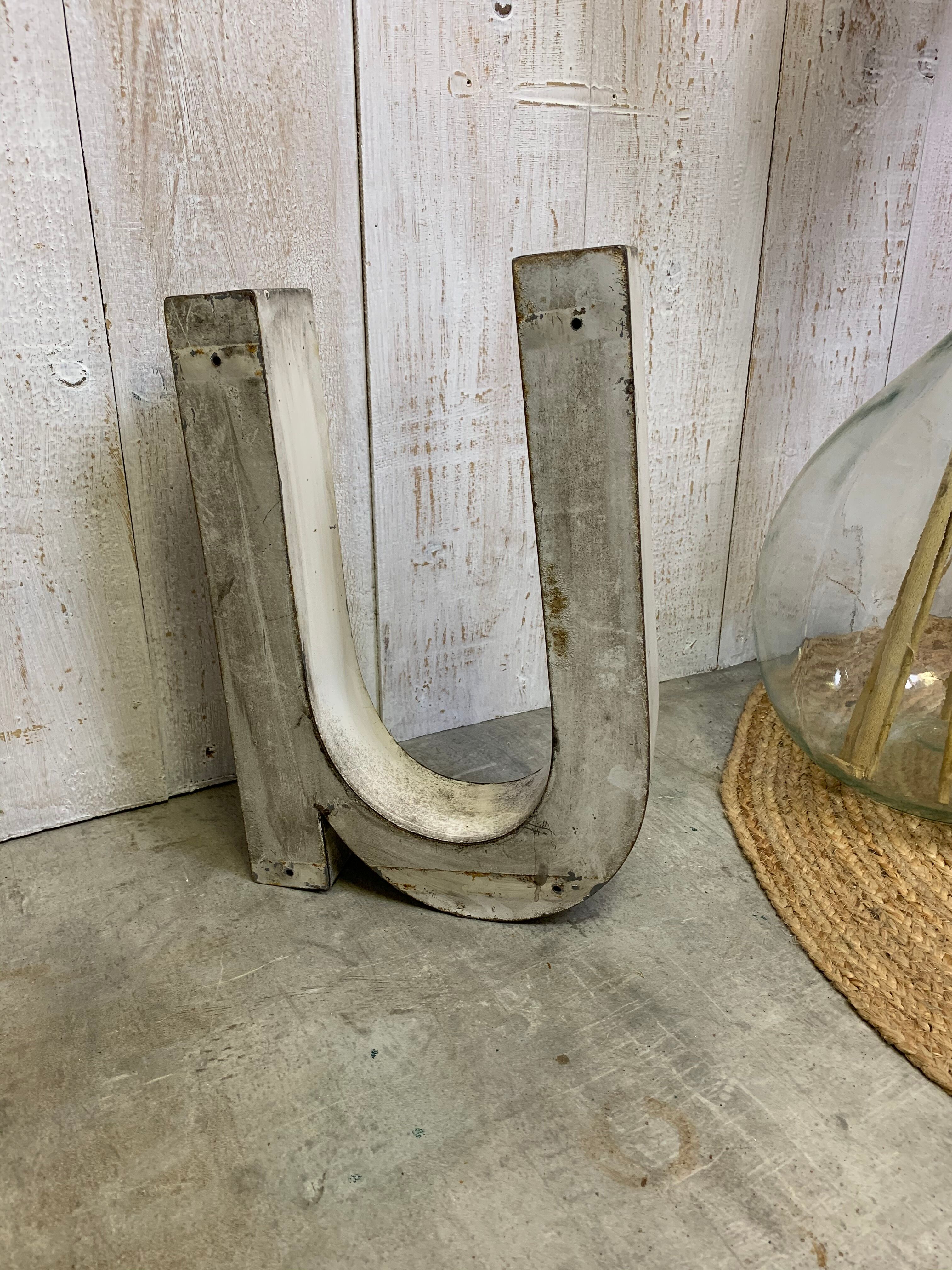 Sign letter "U" or "N"