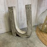 Sign letter "U" or "N"