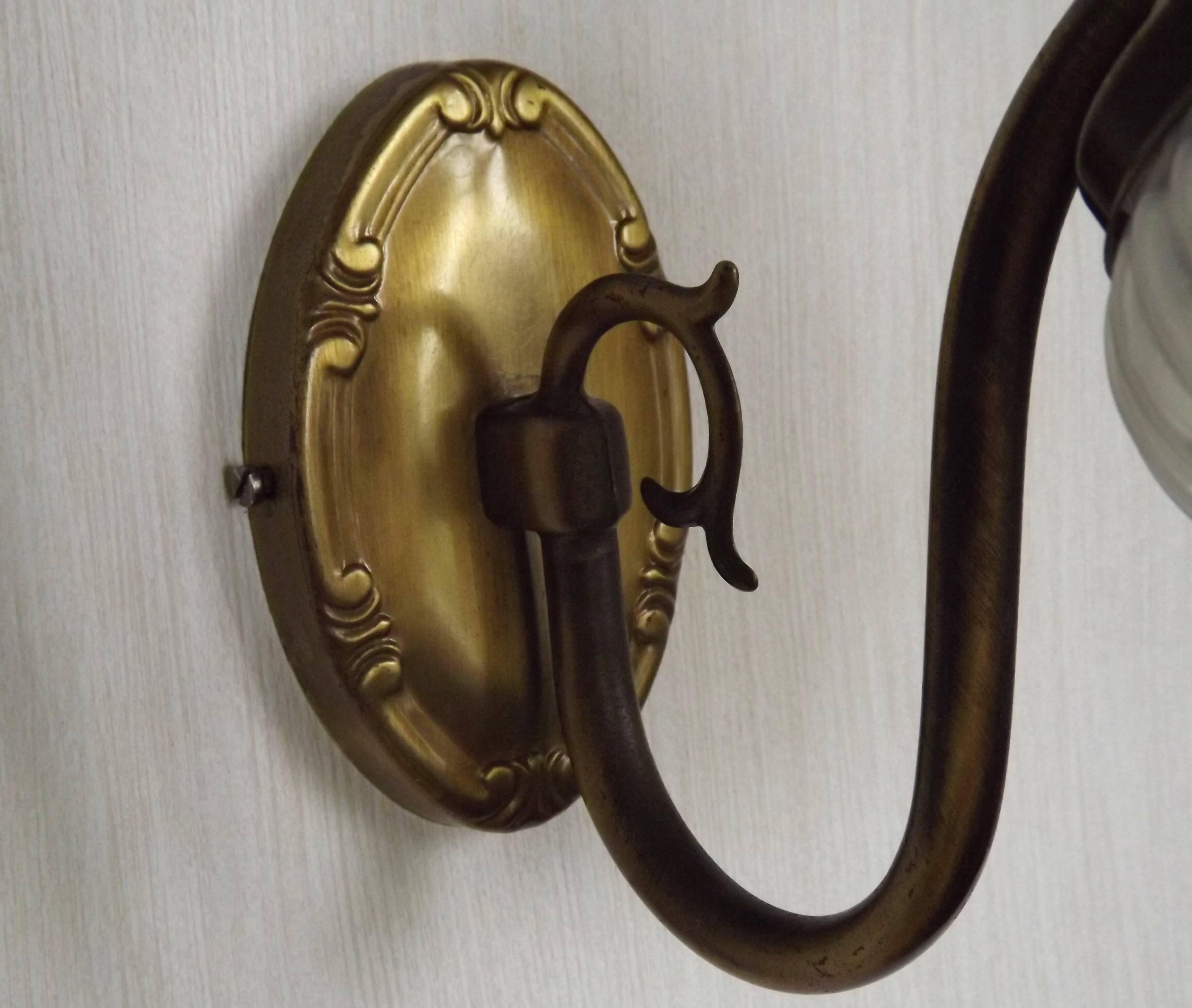 French vintage wall lamp in brass with a glass shade featuring frills and patterns 5524.