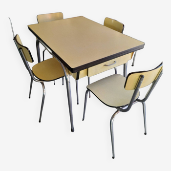 Table + Chaises de type "Formica"