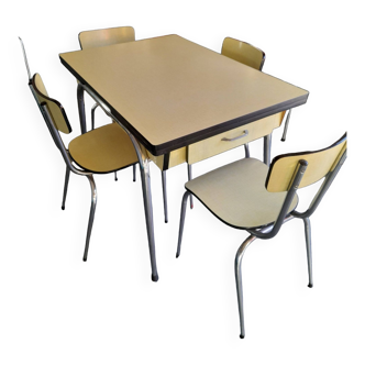 Table + “Formica” type chairs