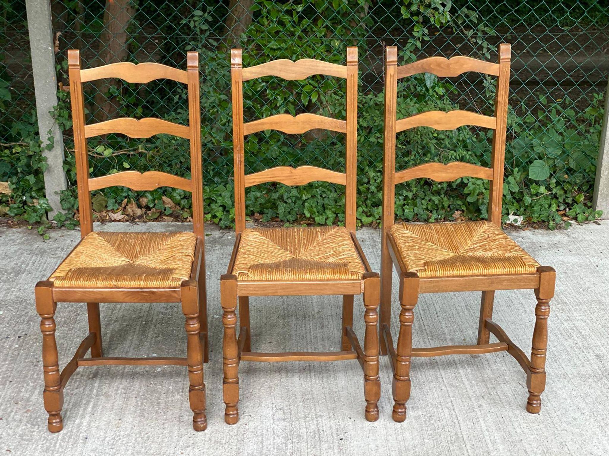 3 chaises bois massif paillées type ferme dossier haut