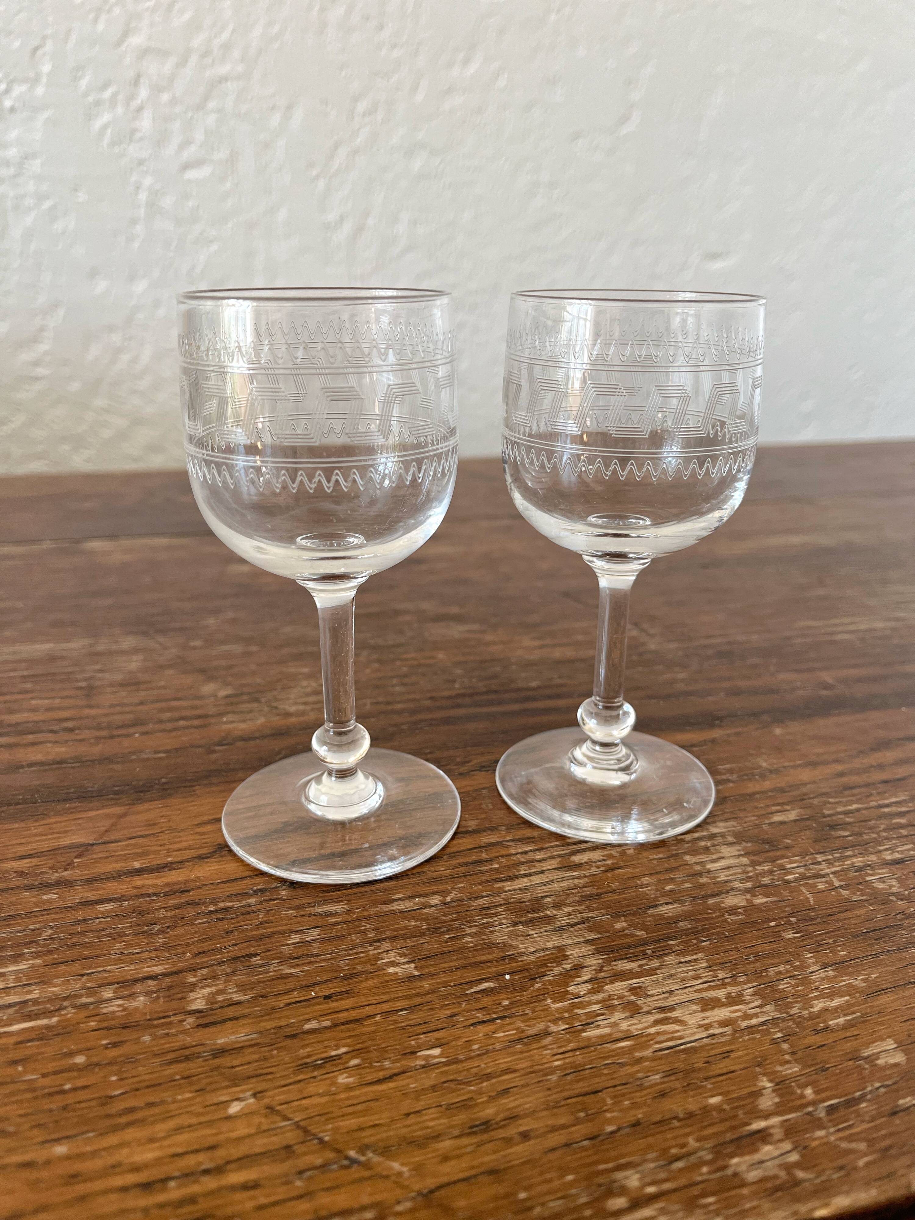 2 antique white wine glasses in crystal frieze engraved XIXth