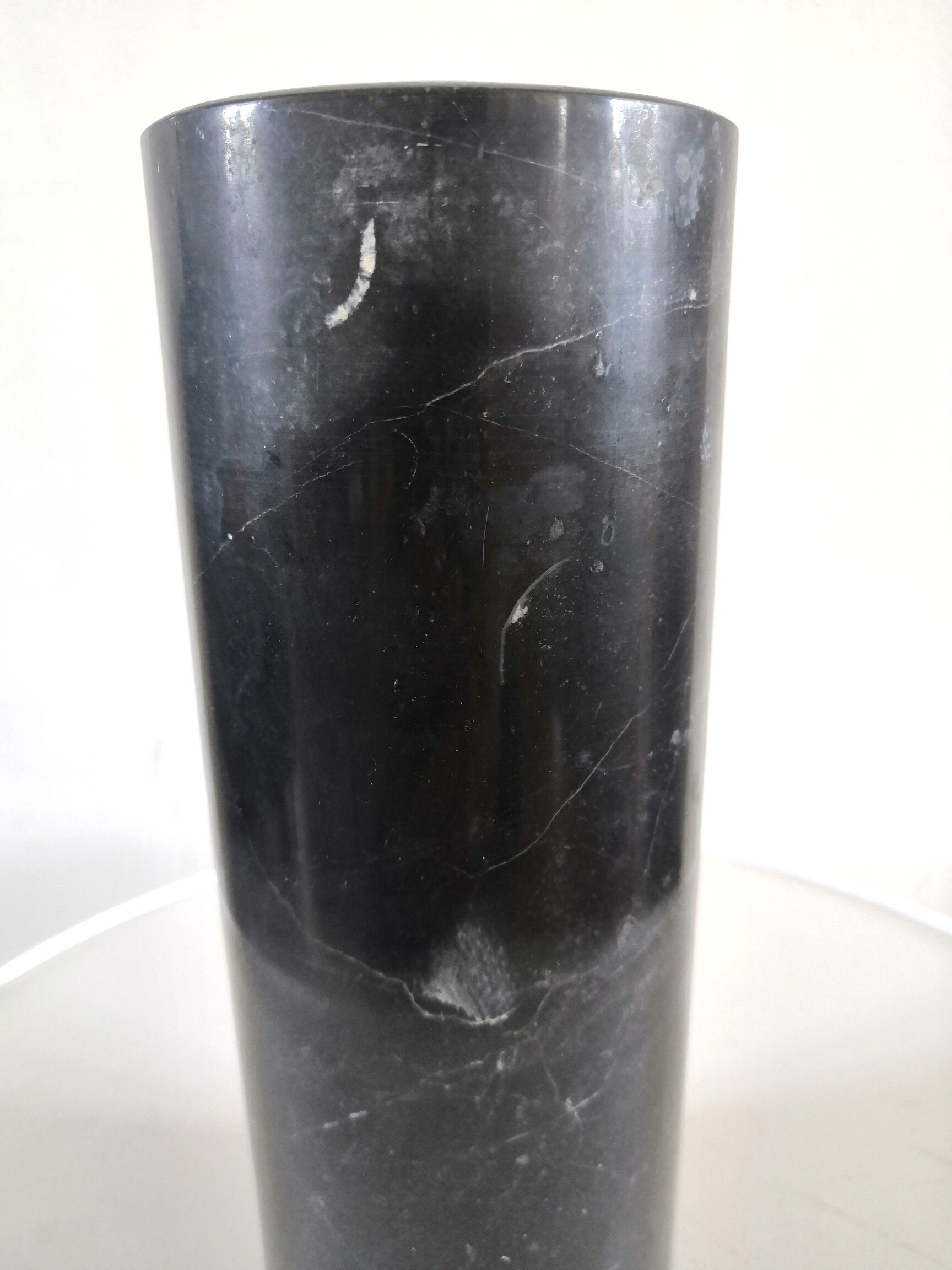 Cylindrical vase roll in black Carrara marble