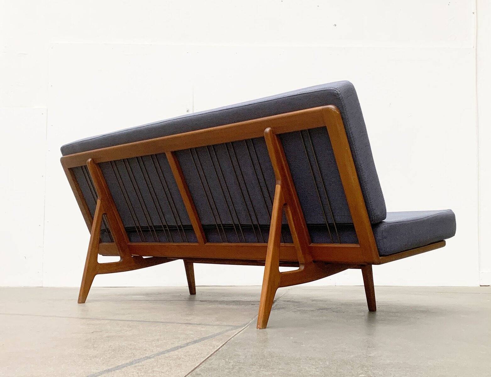 Mid-century minimalist teak canapé by Orla Mølgaard Nielsen for France & Søn / France & Daverkosen.