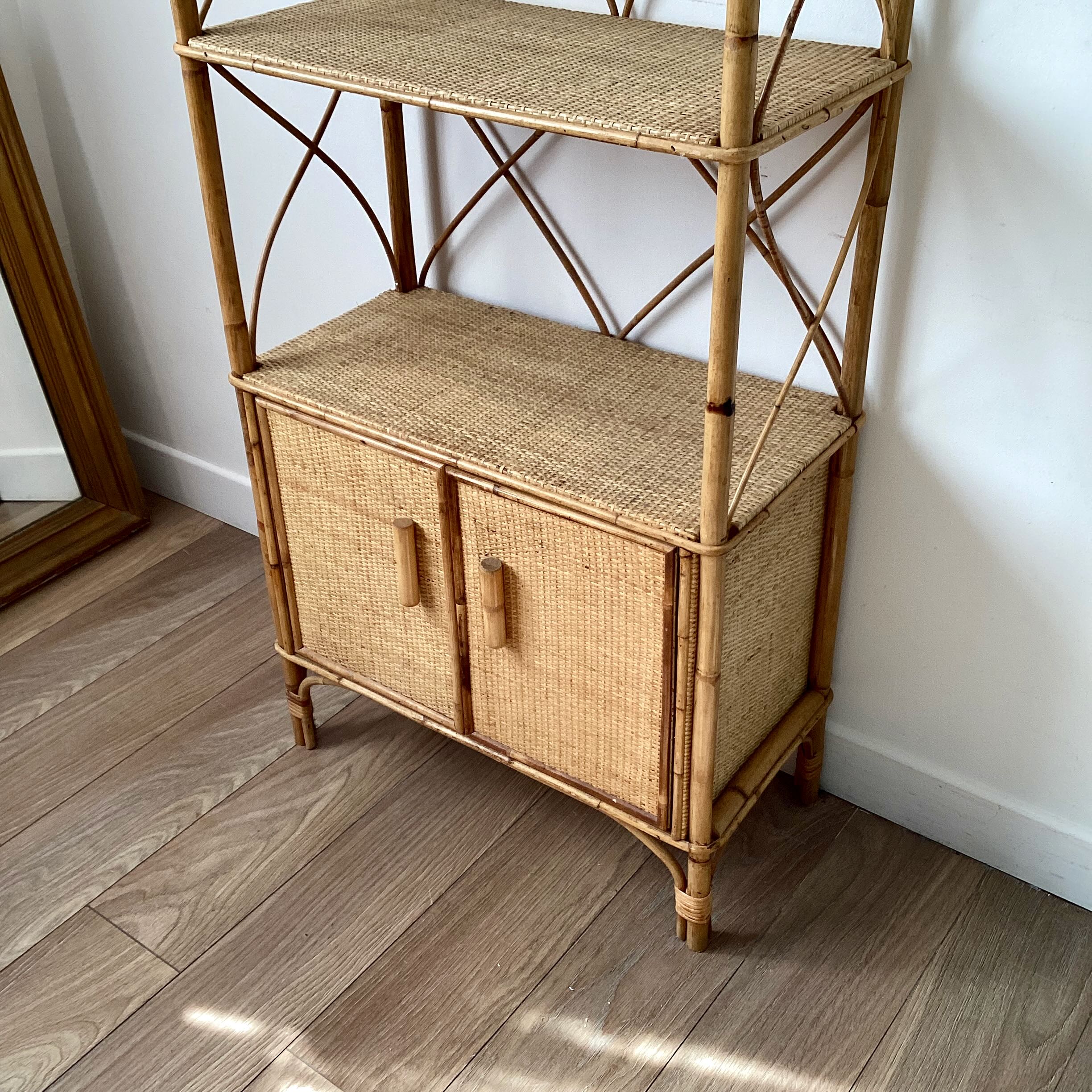 Bookcase shelf in braided wicker, bamboo and rattan